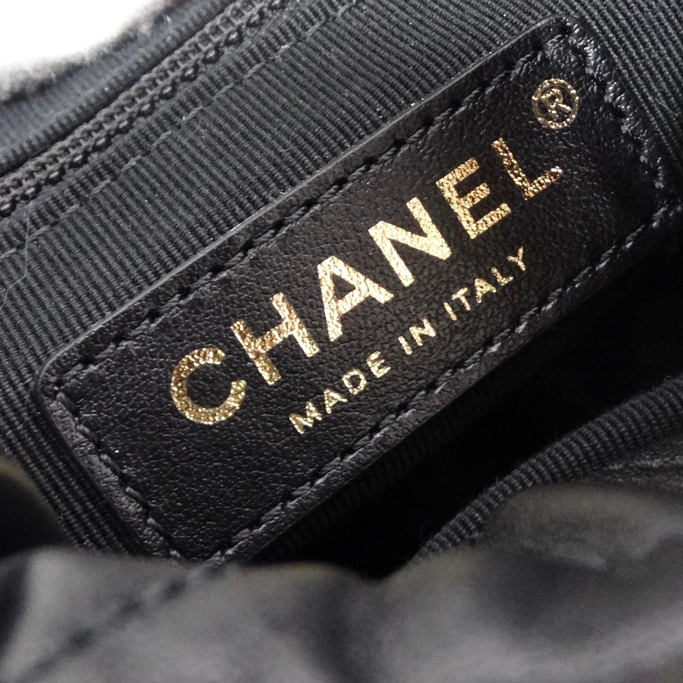 Chanel About Pearls Sac à pochette en cuir noir avec cordon de serrage en vente 6