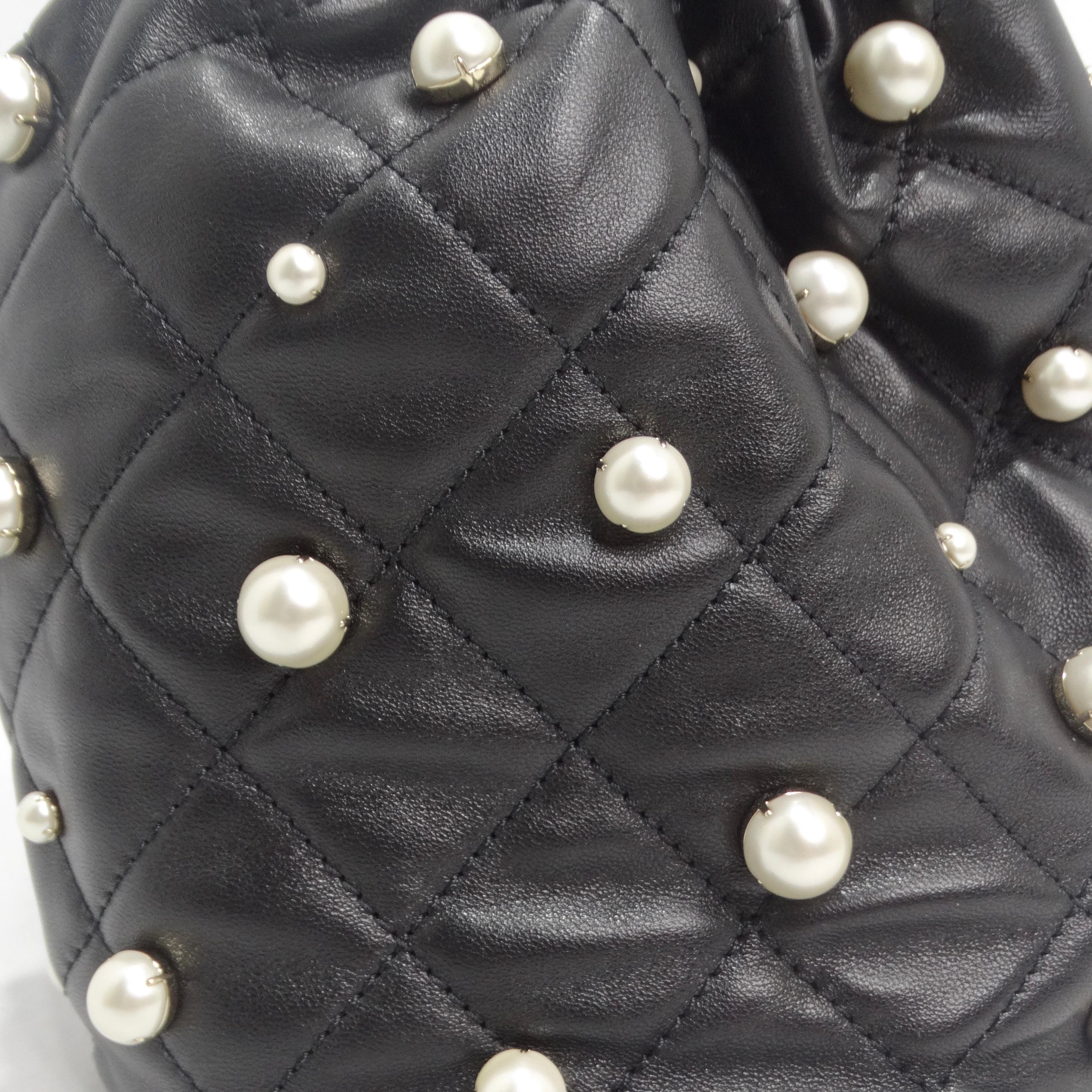 Chanel About Pearls Sac à pochette en cuir noir avec cordon de serrage Excellent état - En vente à Scottsdale, AZ