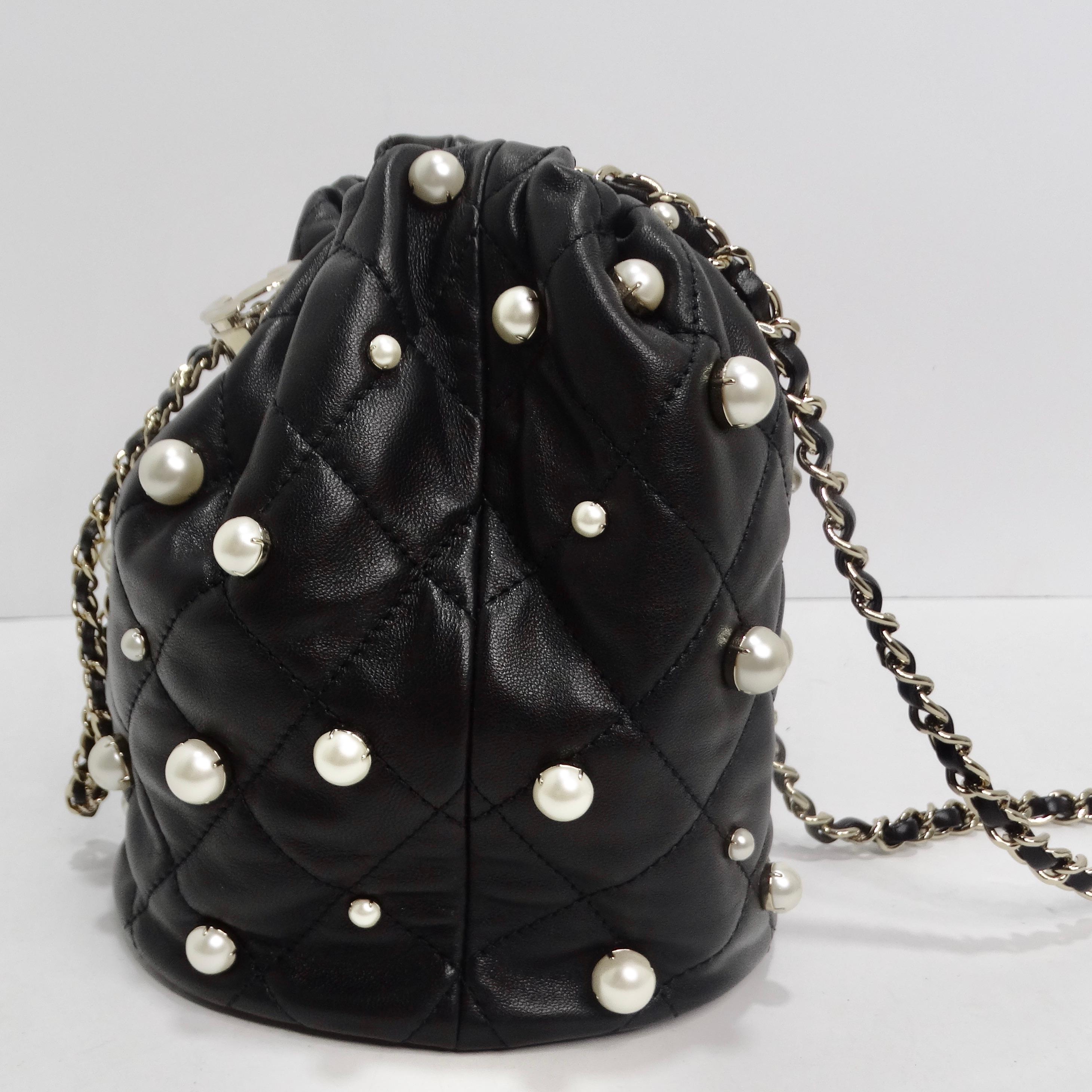 Chanel About Pearls Sac à pochette en cuir noir avec cordon de serrage Unisexe en vente