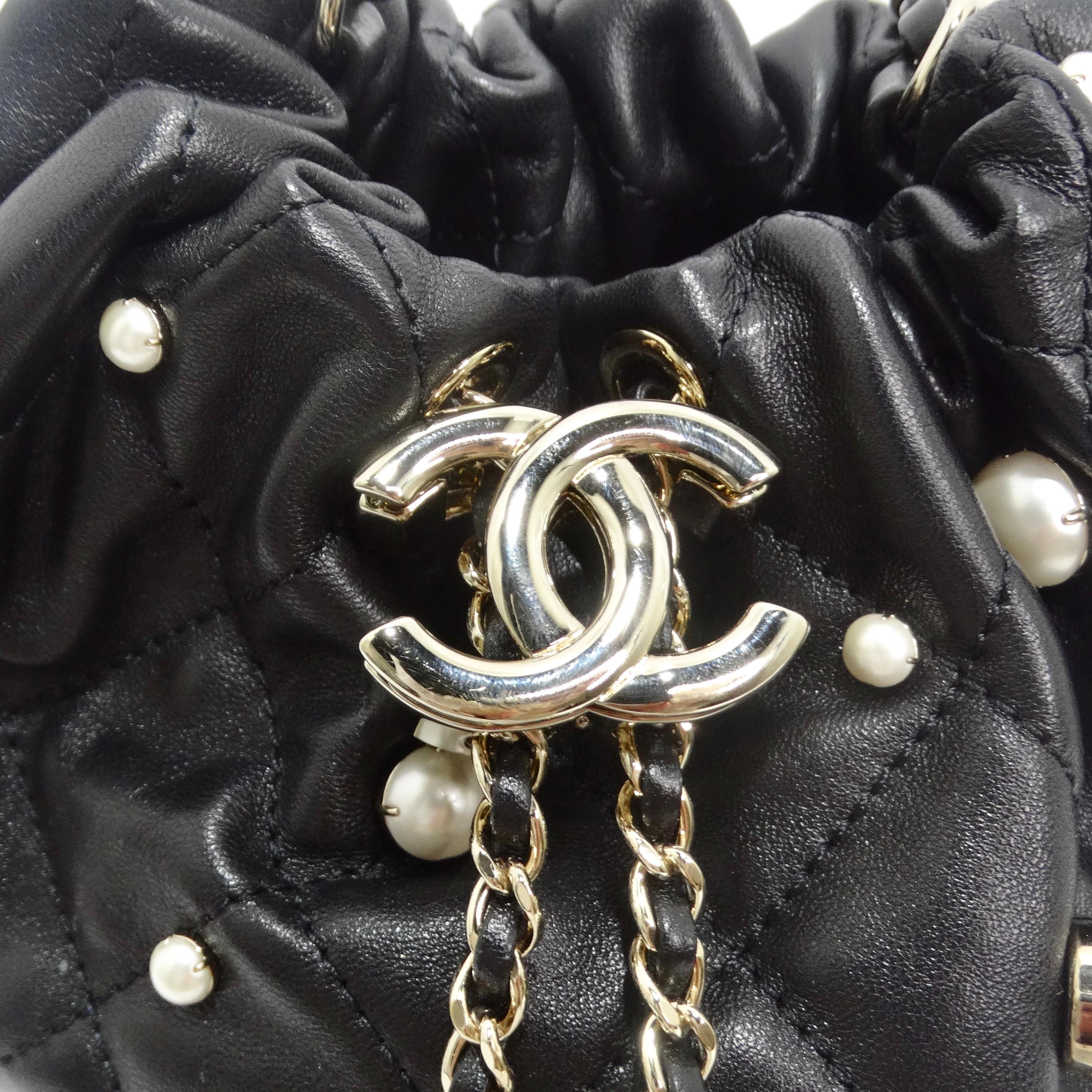 Chanel About Pearls Sac à pochette en cuir noir avec cordon de serrage en vente 1