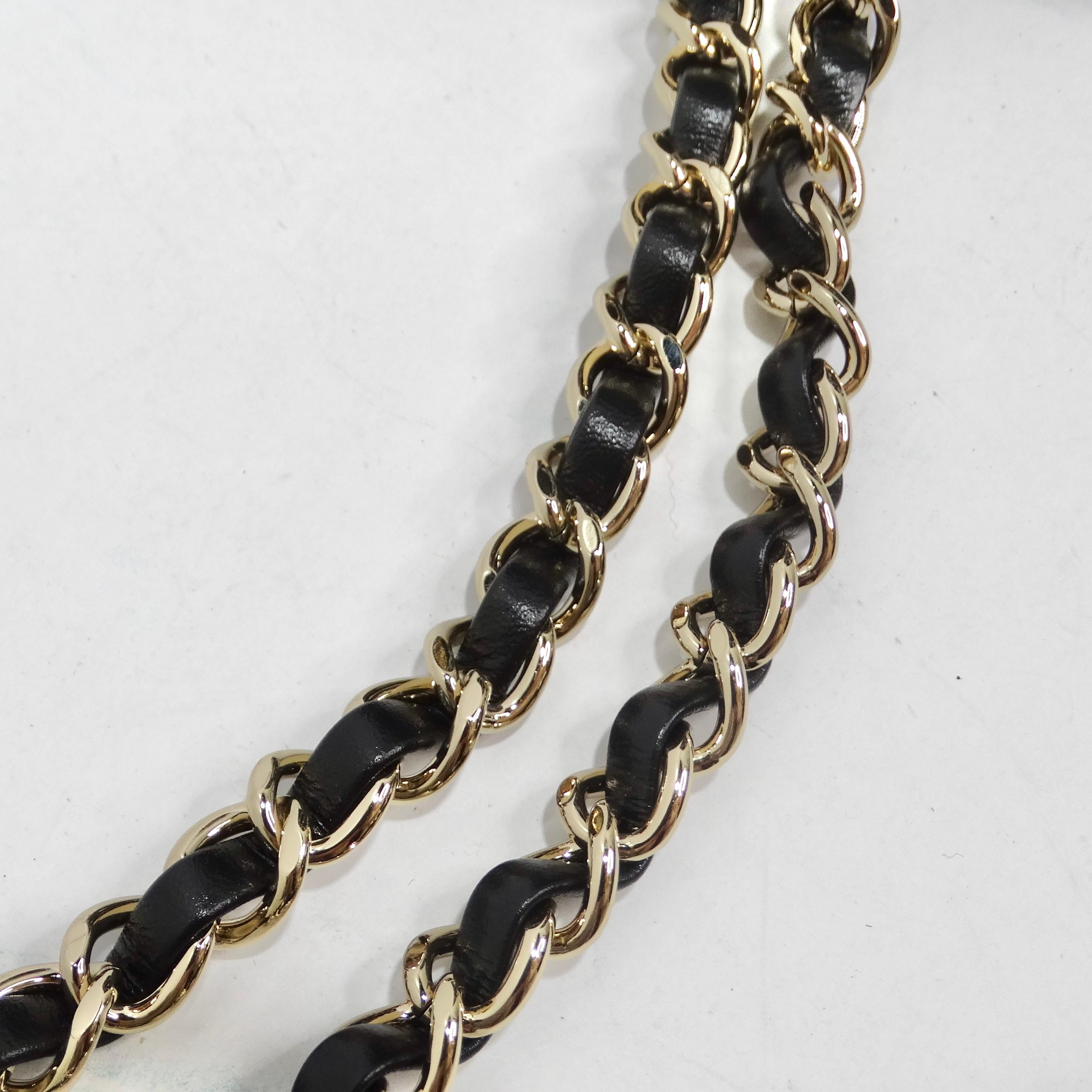 Chanel About Pearls Sac à pochette en cuir noir avec cordon de serrage en vente 2