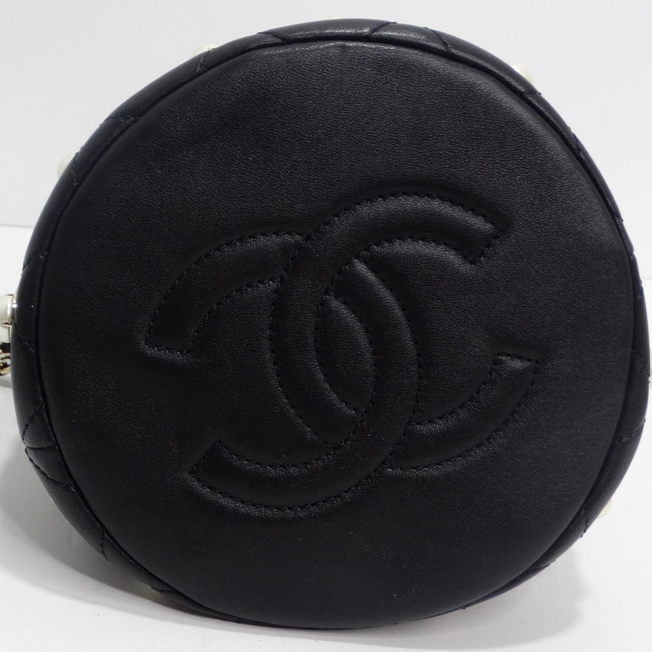 Chanel About Pearls Sac à pochette en cuir noir avec cordon de serrage en vente 3