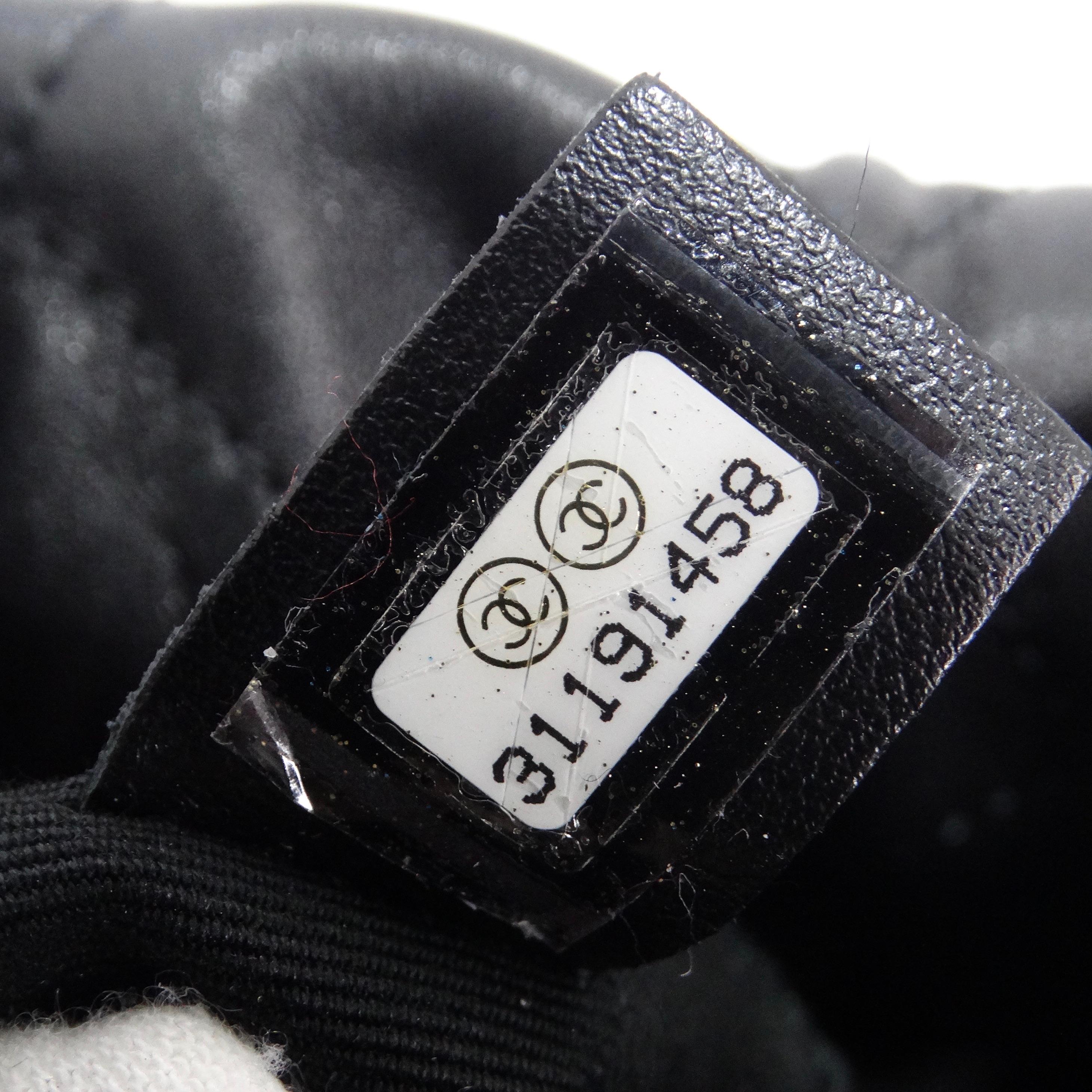 Chanel About Pearls Sac à pochette en cuir noir avec cordon de serrage en vente 4