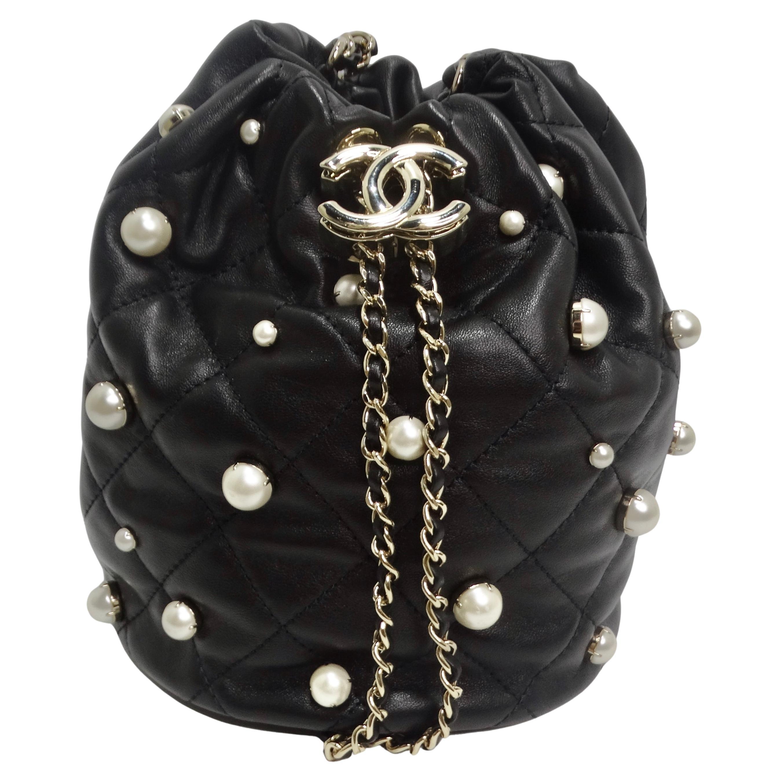 Chanel About Pearls Sac à pochette en cuir noir avec cordon de serrage en vente