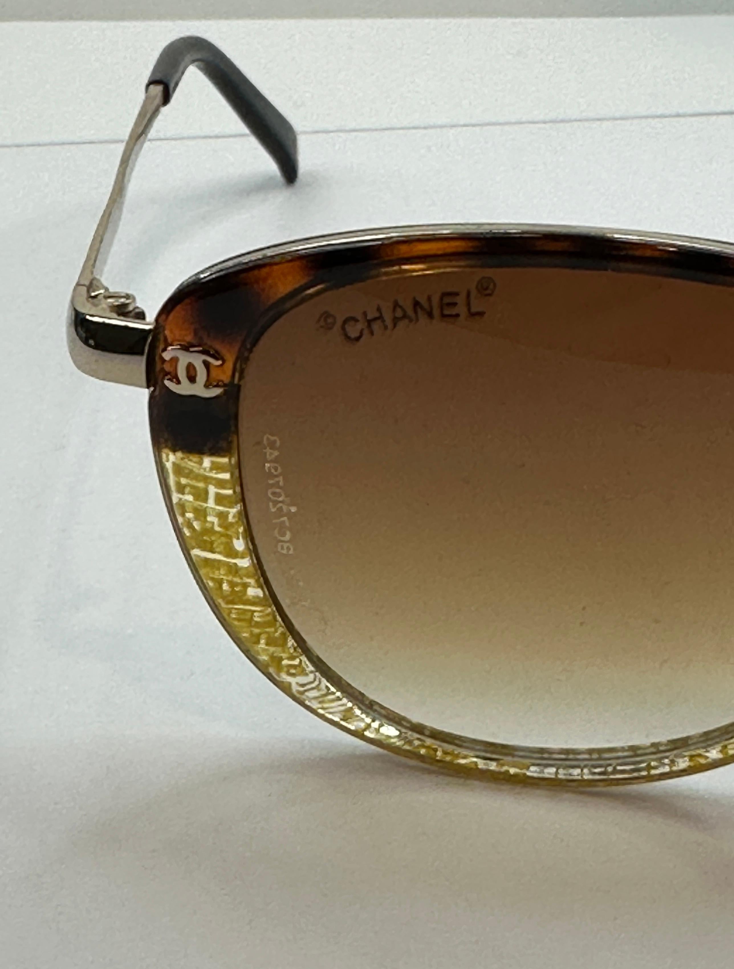 Lunettes de soleil Chanel abstraites en or et écaille de tortue rehaussées d'une quincaillerie en or en vente 3