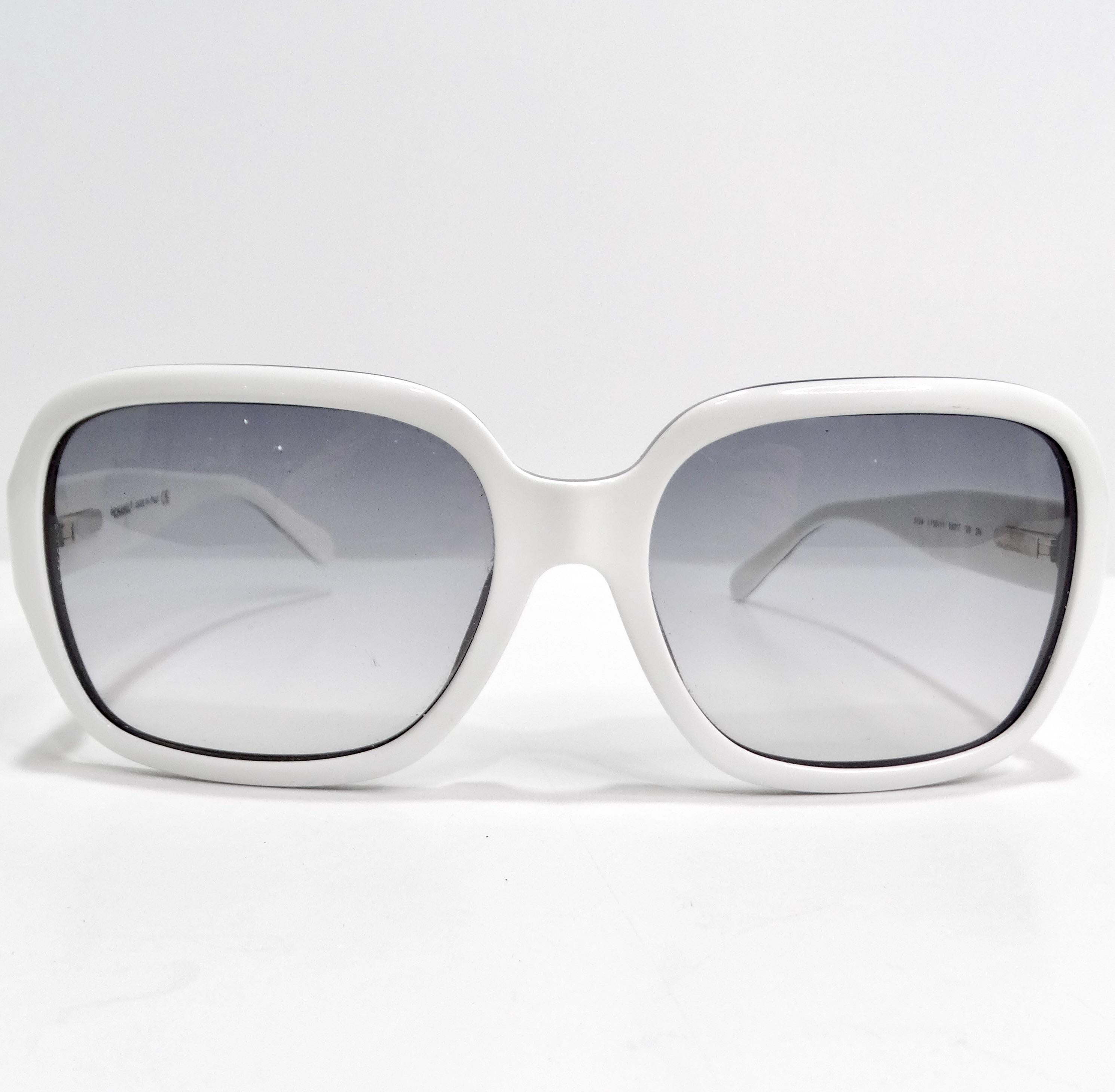 Die Chanel Acetate Quilted CC Sunglasses ist eine atemberaubende Ergänzung Ihrer Brillensammlung. Diese raffinierte Brille zeichnet sich durch einen markanten weiß-schwarzen Rahmen mit großen quadratischen Rändern und grau getönten Gläsern aus und