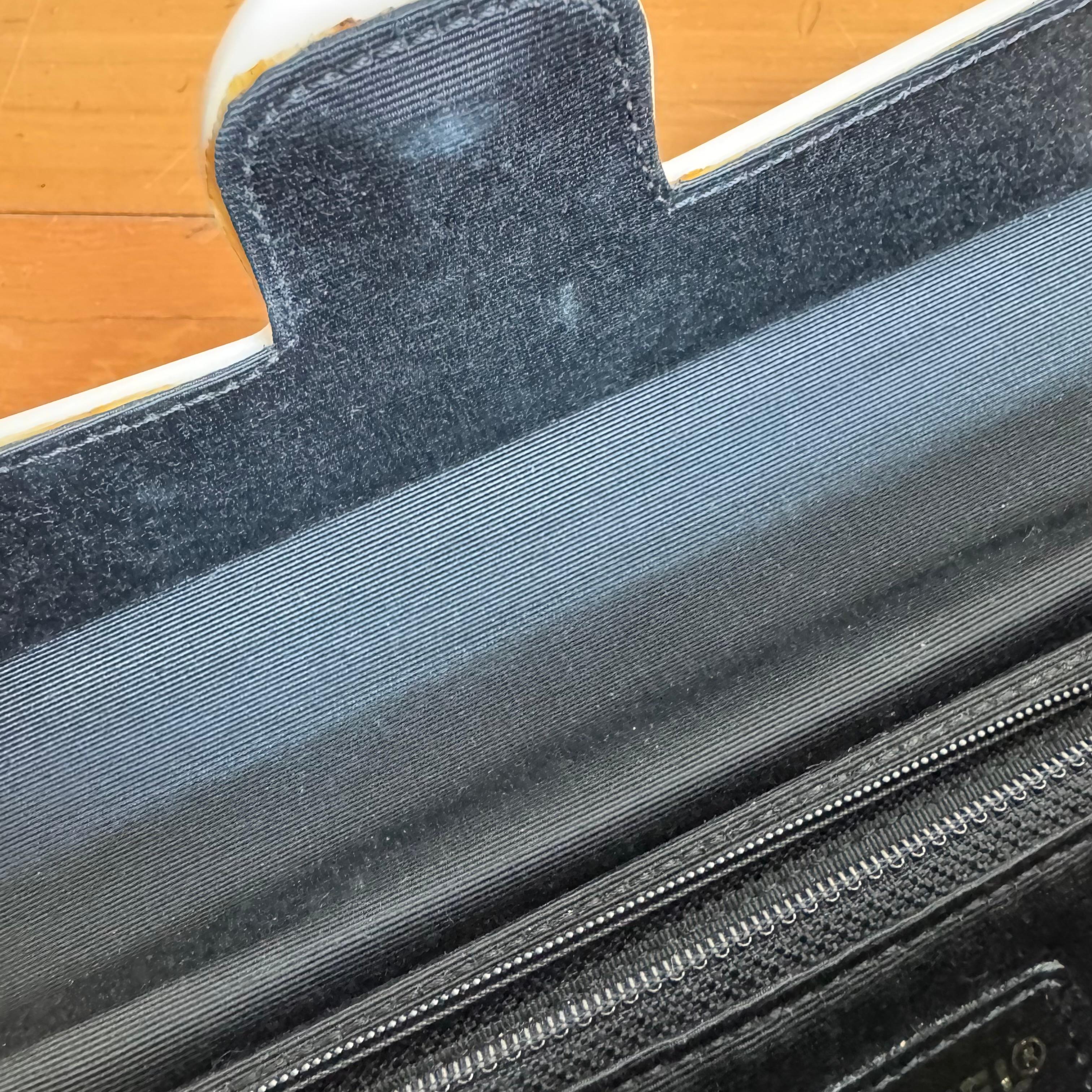 Chanel - Petit sac à bandoulière en acrylique bicolore noir et blanc en vente 5