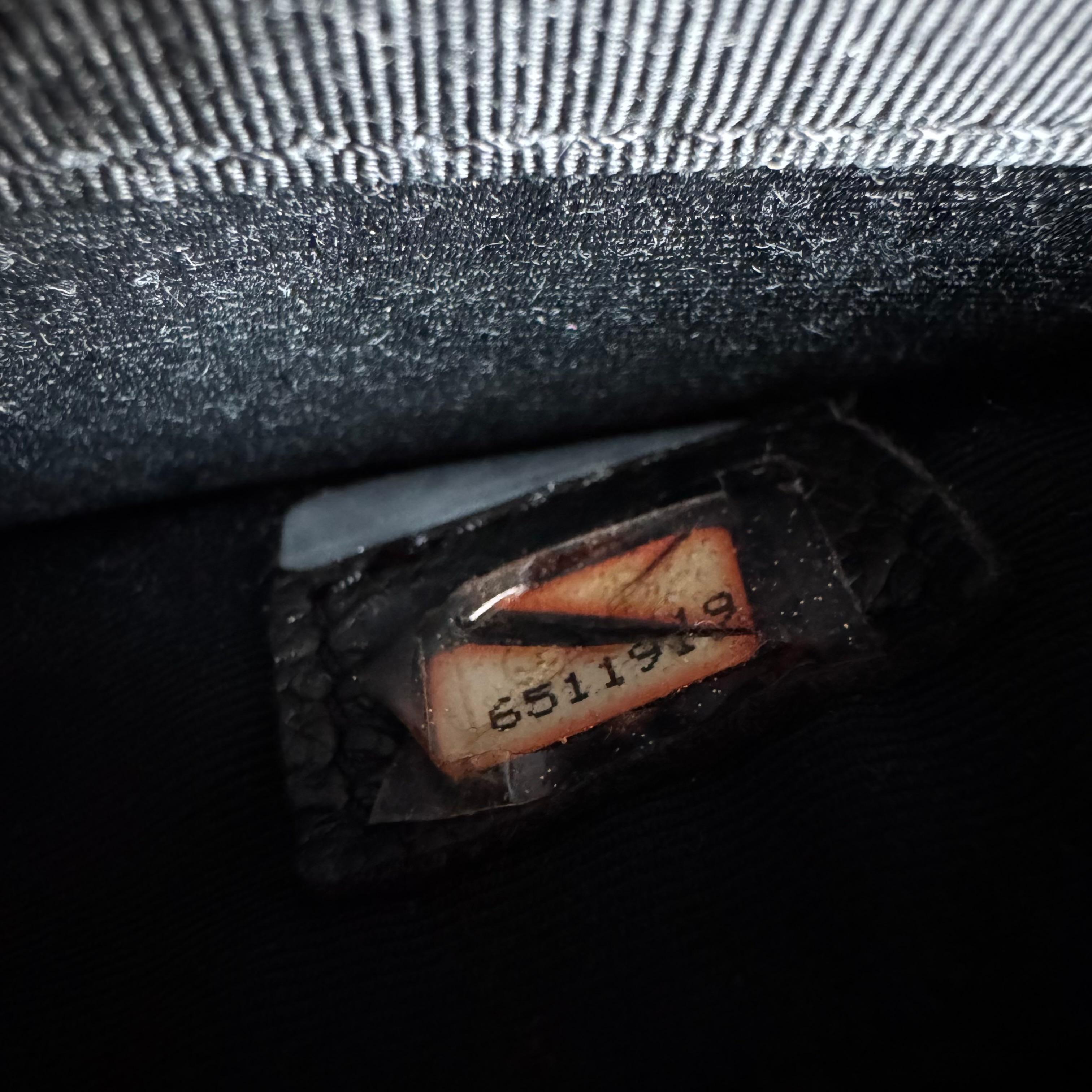 Chanel - Petit sac à bandoulière en acrylique bicolore noir et blanc en vente 6