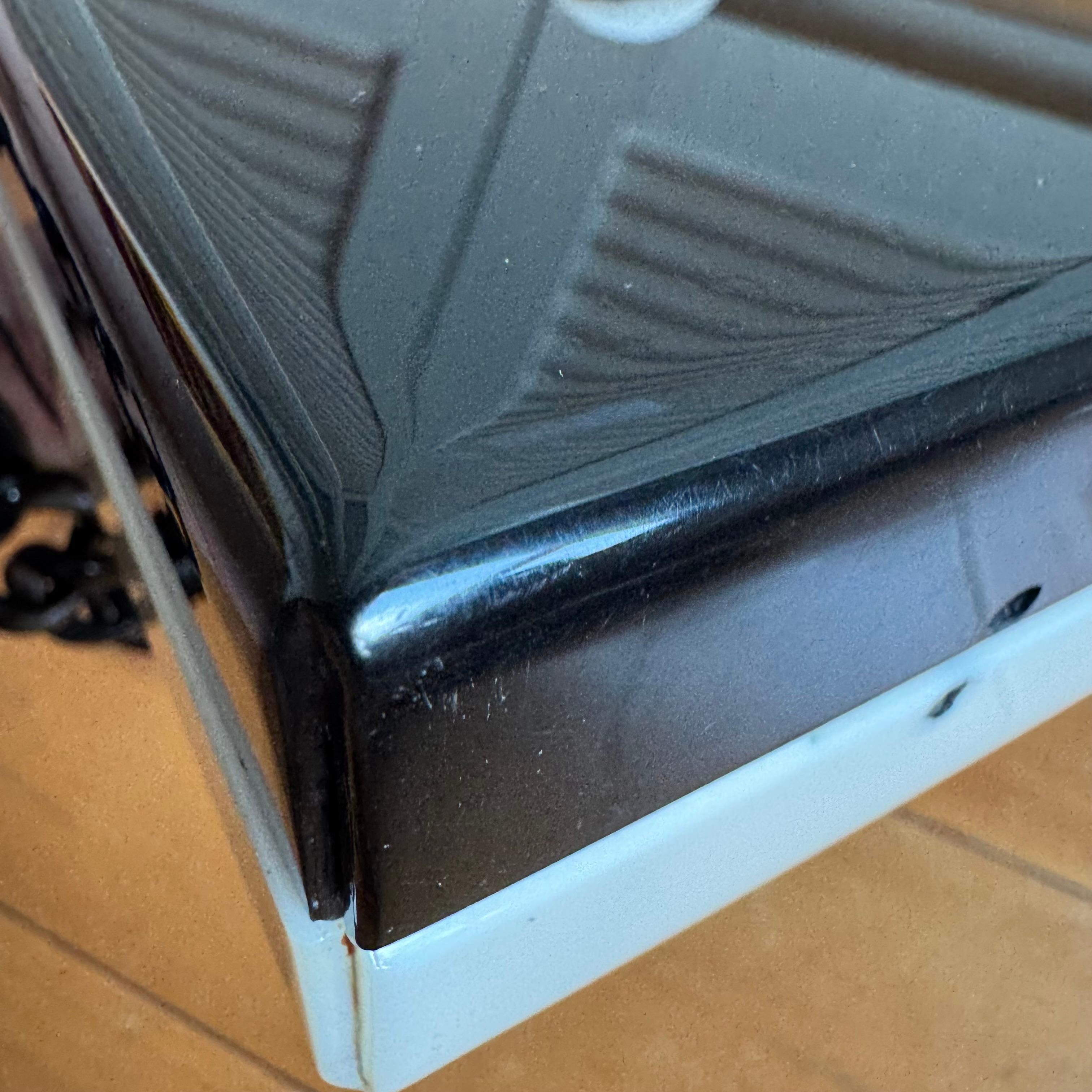 Chanel - Petit sac à bandoulière en acrylique bicolore noir et blanc en vente 7