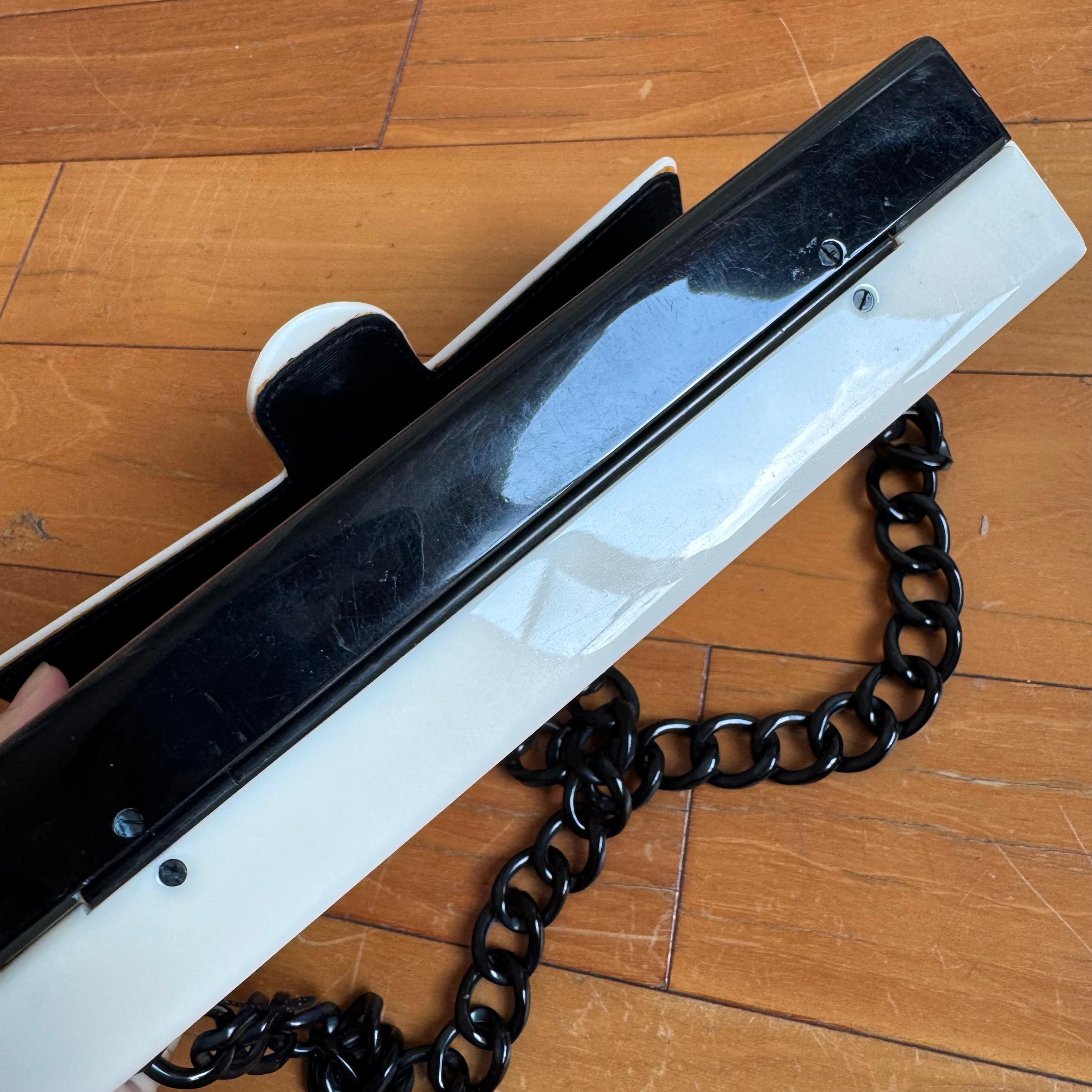 Chanel - Petit sac à bandoulière en acrylique bicolore noir et blanc en vente 8