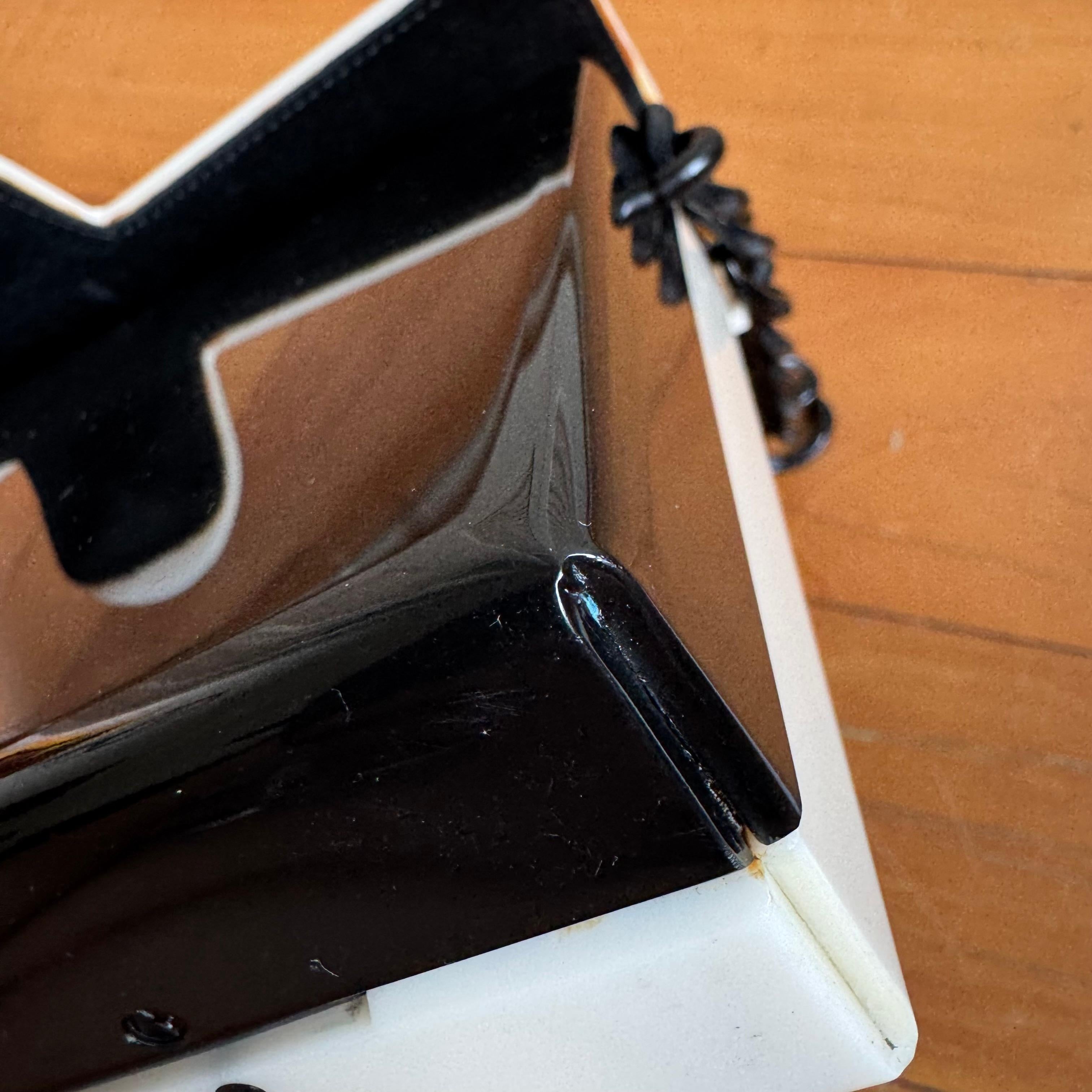 Chanel - Petit sac à bandoulière en acrylique bicolore noir et blanc en vente 9