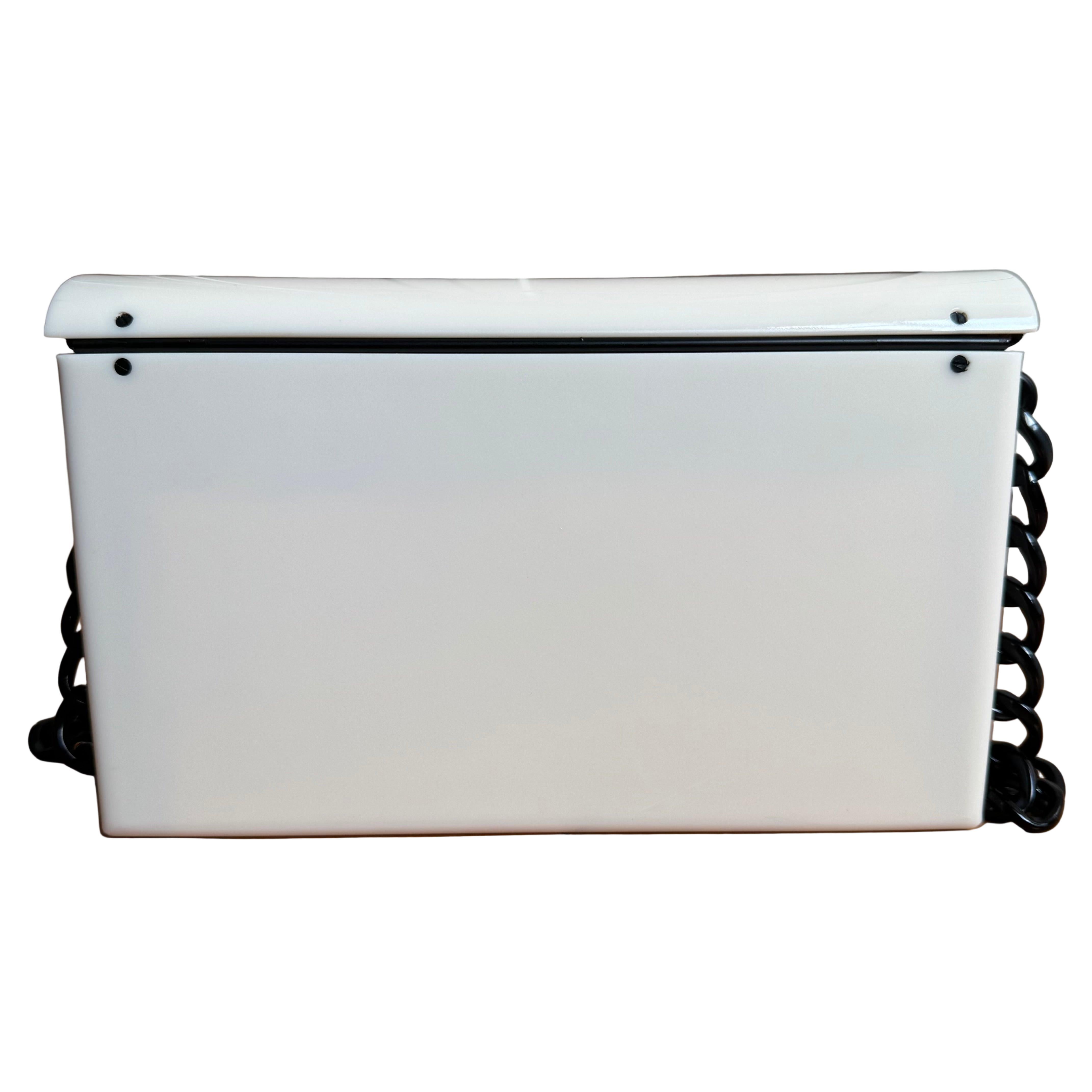 Chanel - Petit sac à bandoulière en acrylique bicolore noir et blanc
Il s'agit de photos professionnelles du sac offert par Luxbags.
Condit : TRES BON.
Légers signes d'utilisation dans l'ensemble. Légères rayures sur le PVC. Légères taches à