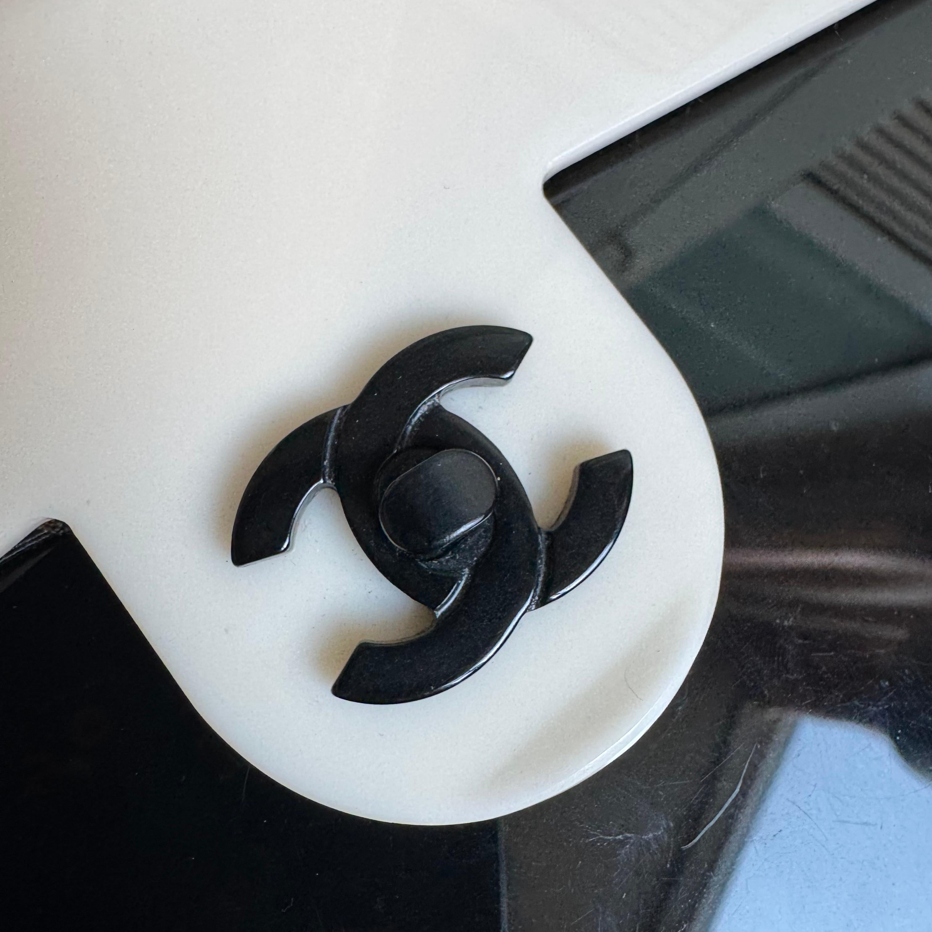 Chanel - Petit sac à bandoulière en acrylique bicolore noir et blanc Bon état - En vente à AUBERVILLIERS, FR