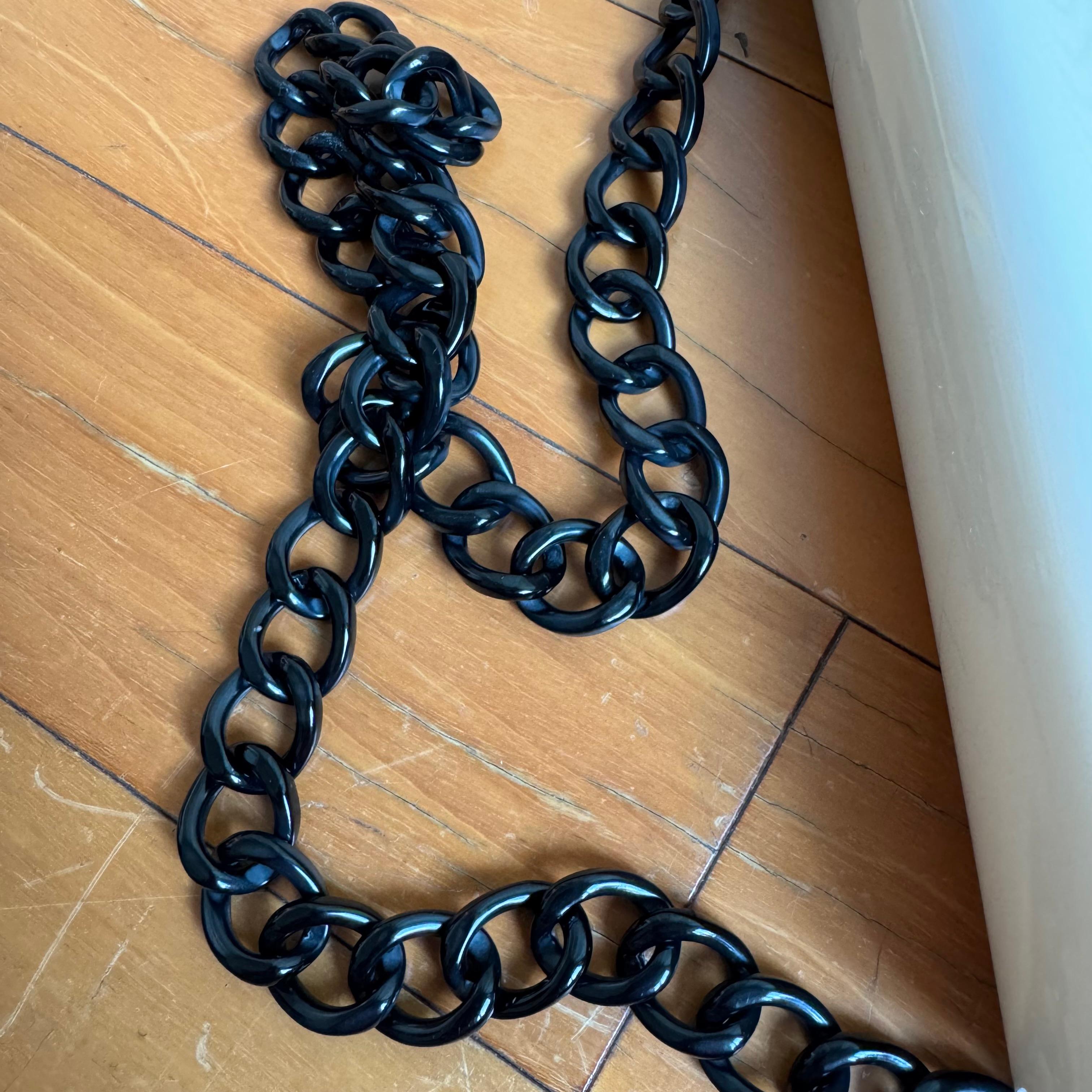 Chanel - Petit sac à bandoulière en acrylique bicolore noir et blanc Pour femmes en vente