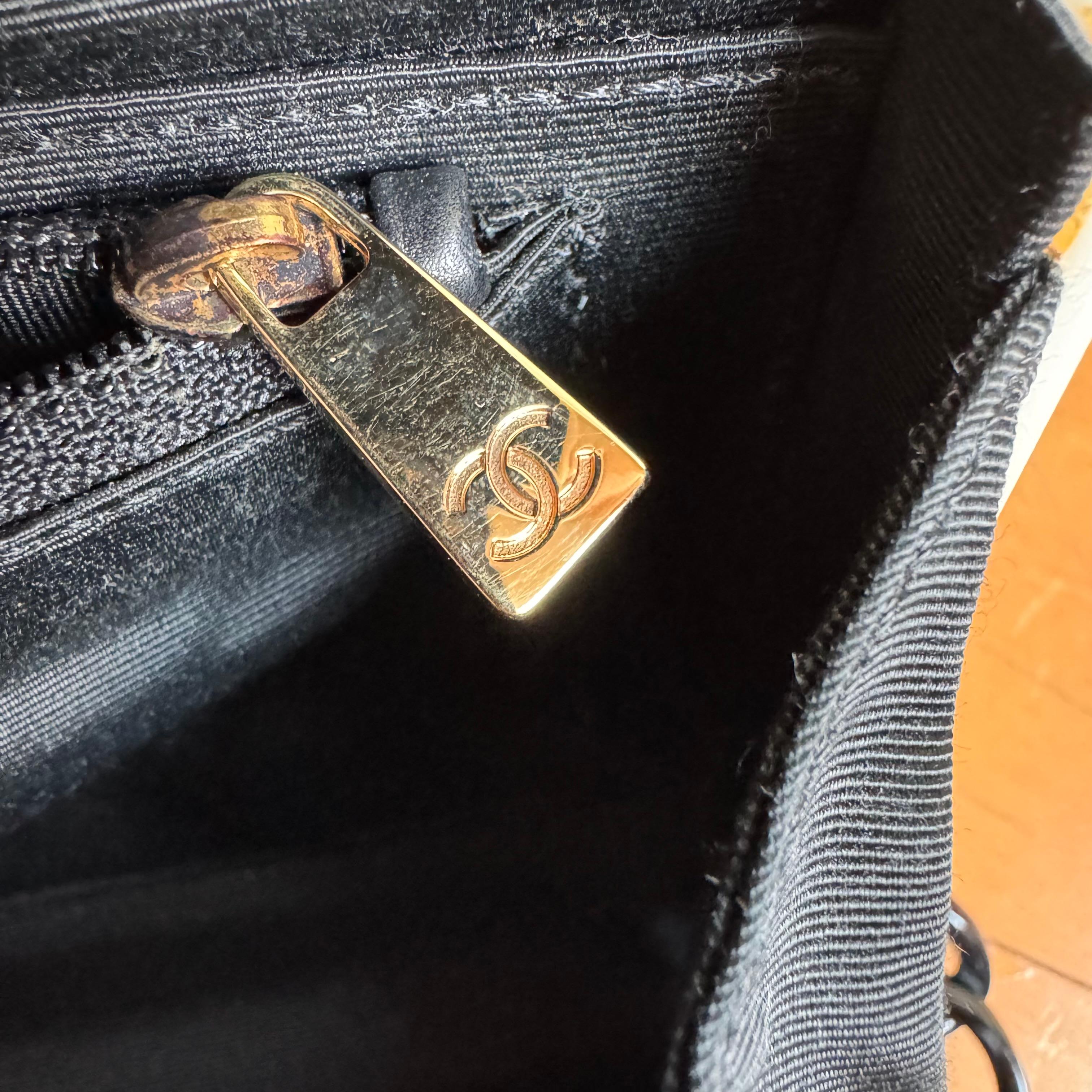 Chanel - Petit sac à bandoulière en acrylique bicolore noir et blanc en vente 1