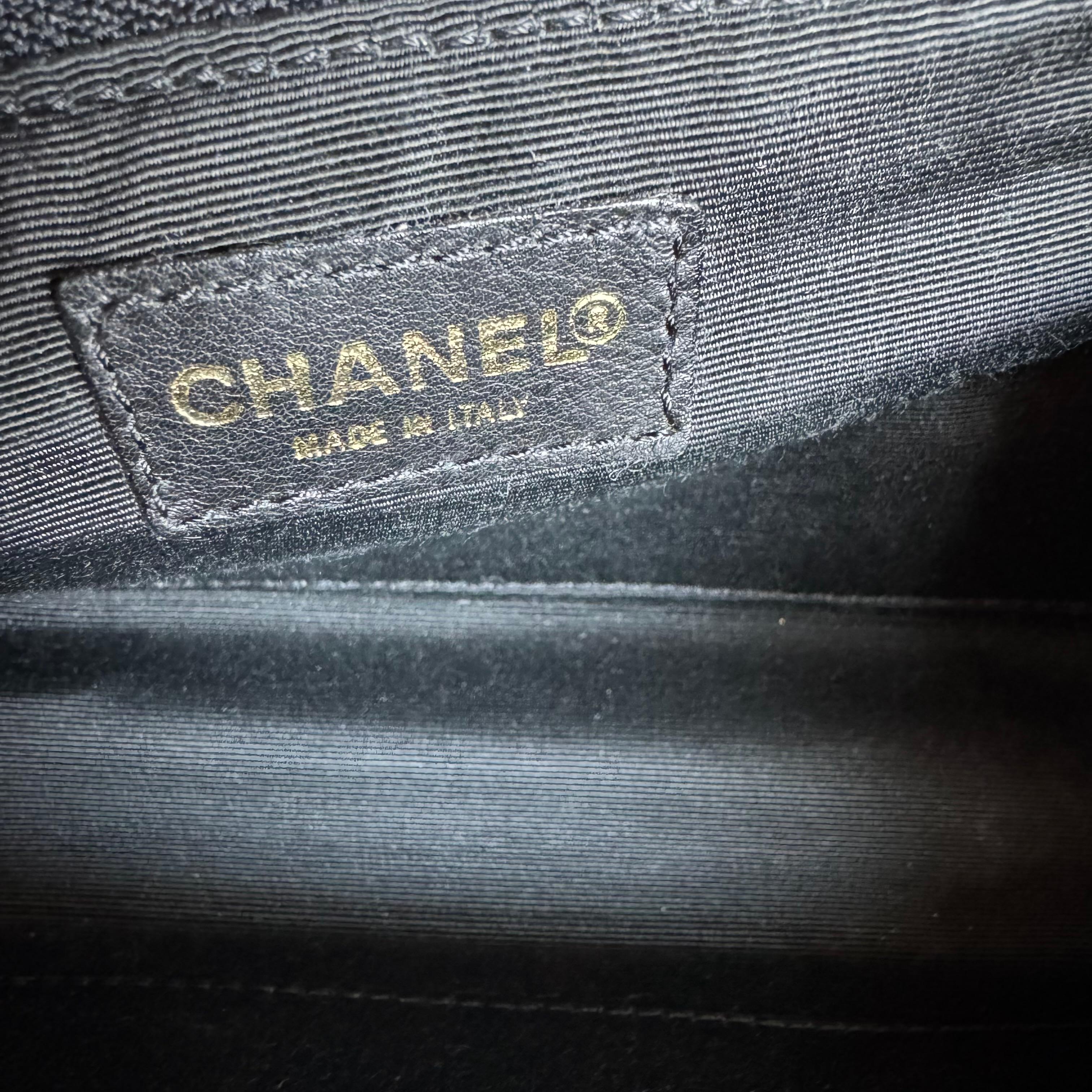 Chanel - Petit sac à bandoulière en acrylique bicolore noir et blanc en vente 2