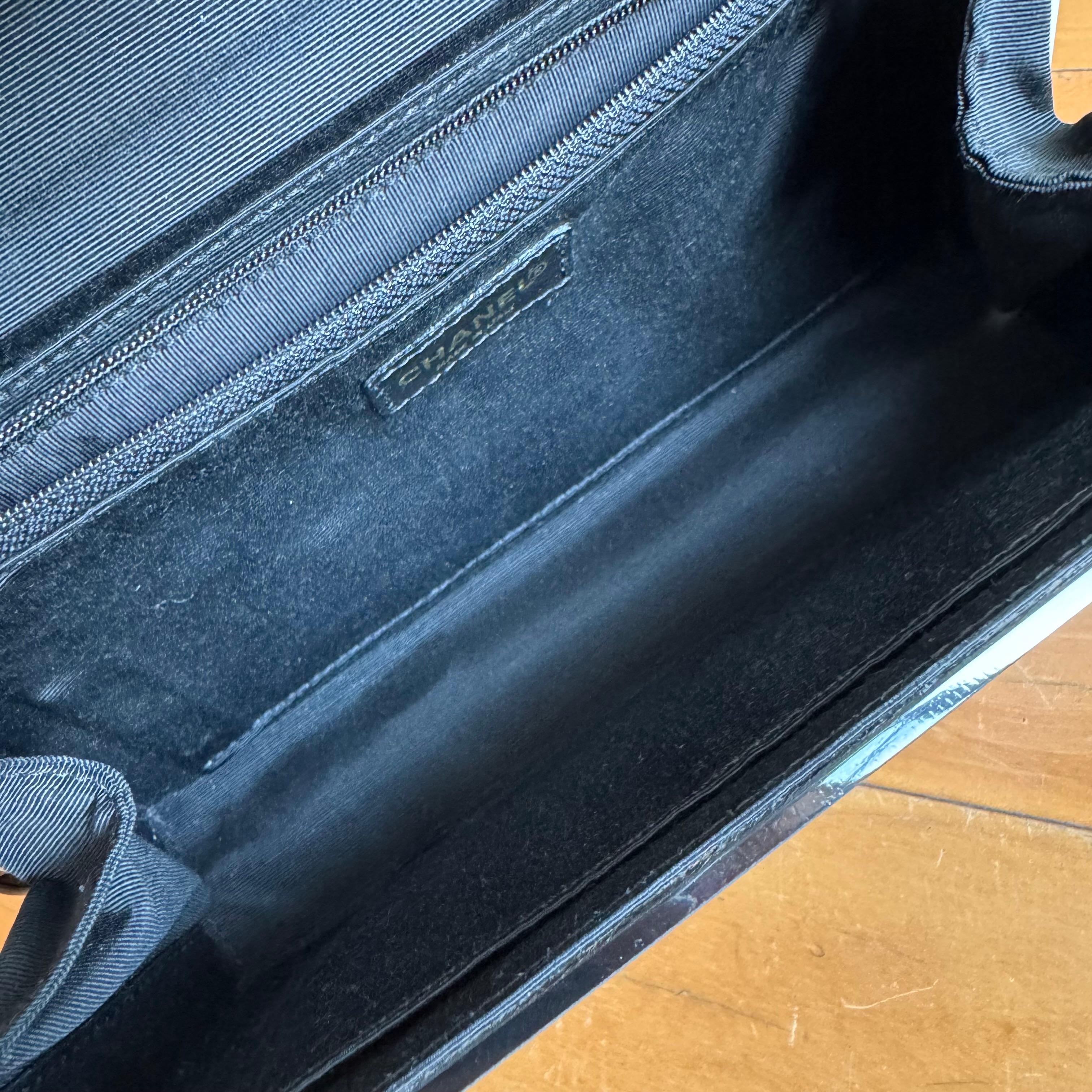 Chanel - Petit sac à bandoulière en acrylique bicolore noir et blanc en vente 3