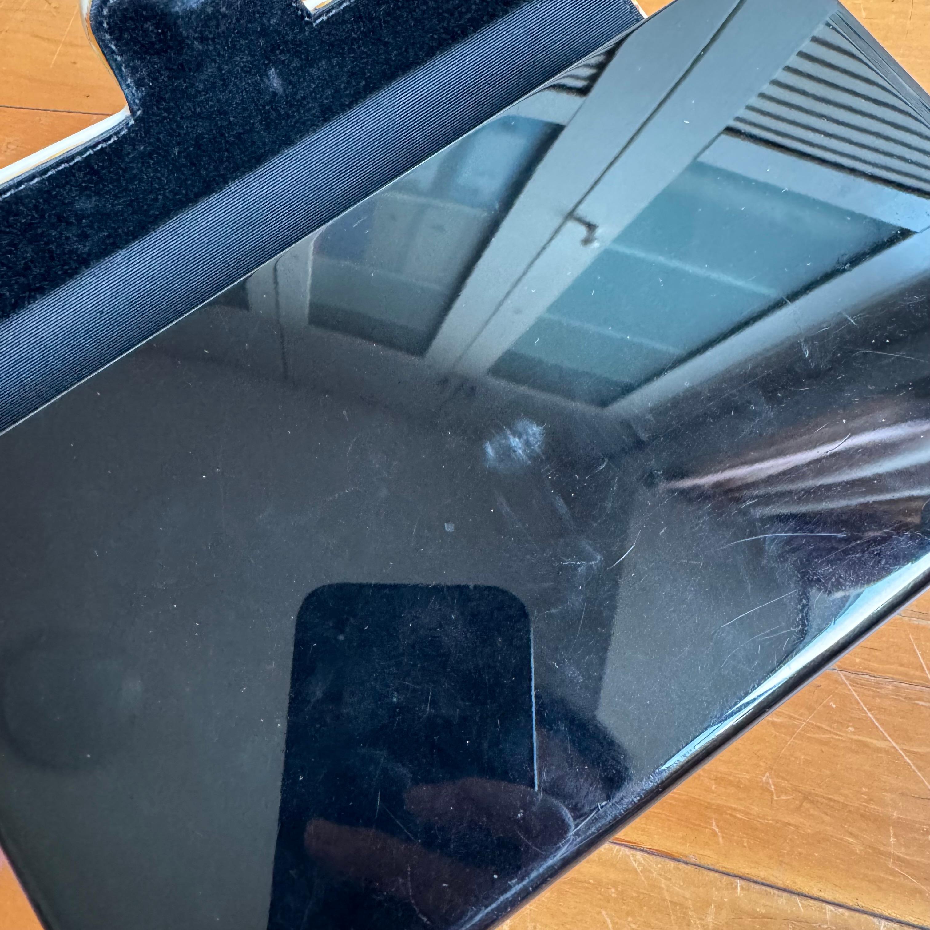 Chanel - Petit sac à bandoulière en acrylique bicolore noir et blanc en vente 4