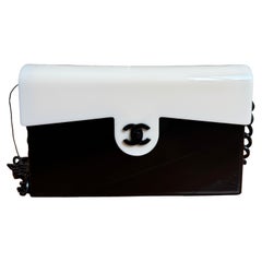 Chanel Bolso de hombro pequeño con solapa acrílica bicolor en blanco y negro