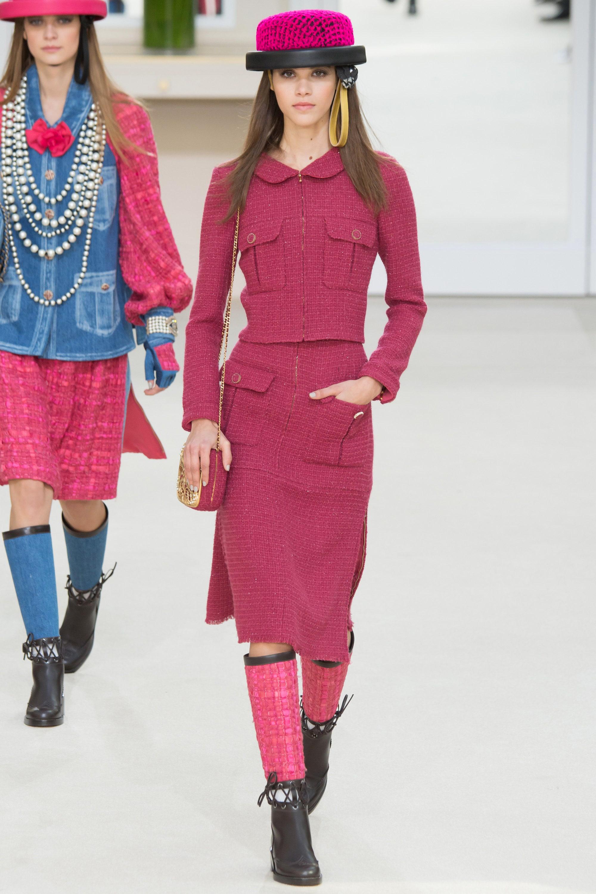 Chanel Ad Campaign Lesage Tweed-Jacke und Rock Ensemble aus Jacke und Rock (Rot)