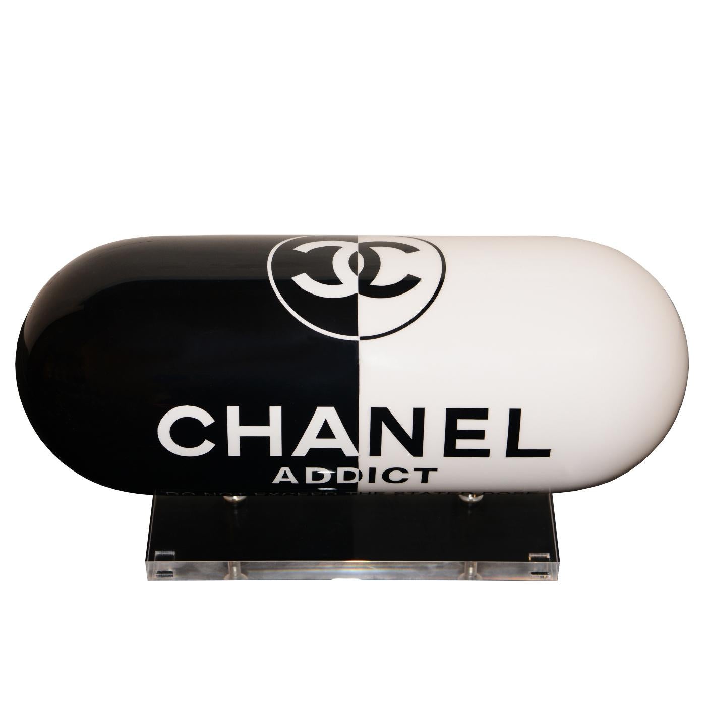 Chanel Addict schwarz-weiße Pillenskulptur mit allen
Struktur aus Harz in lackierter Ausführung. Auf Acrylsockel.
Limitierte Auflage von 8 Stück, nummeriert und signiert
von Eric Salin.