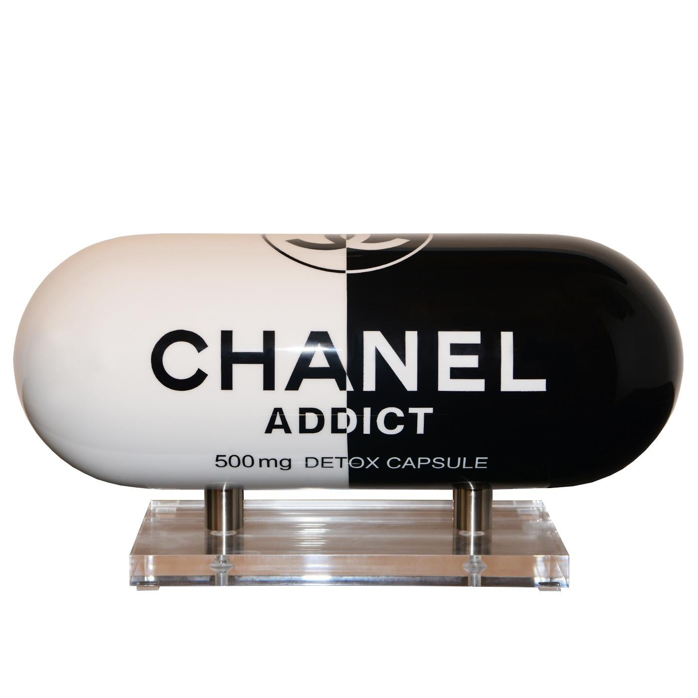 Chanel Addict Schwarz-Weiß-Skulptur mit Pillen (Französisch) im Angebot