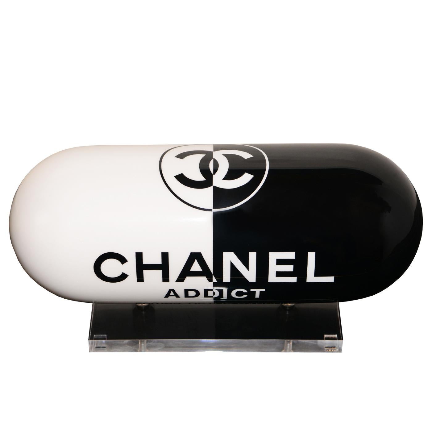 Chanel Addict Schwarz-Weiß-Skulptur mit Pillen (Lackiert) im Angebot