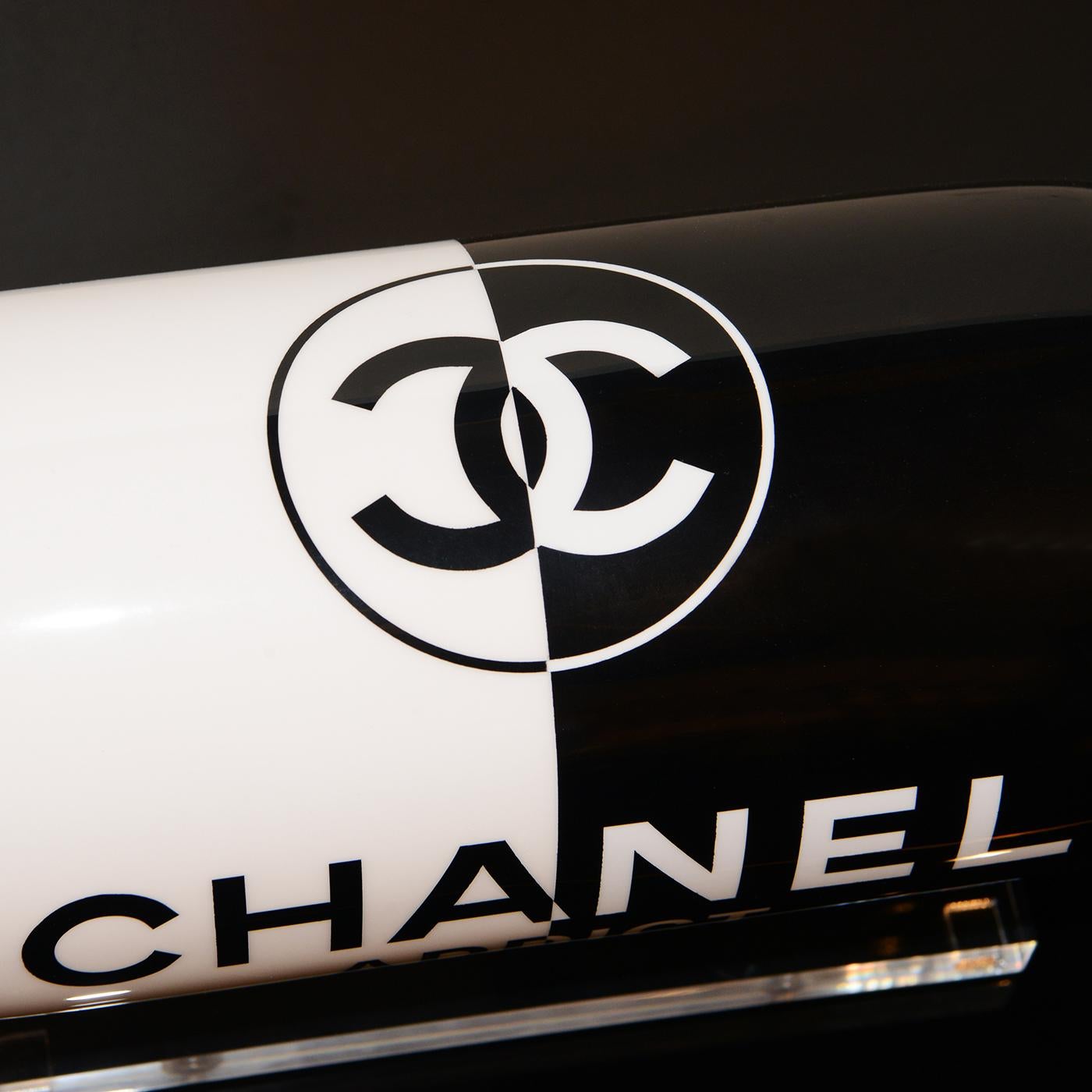 Chanel Addict Schwarz-Weiß-Skulptur mit Pillen (Harz) im Angebot