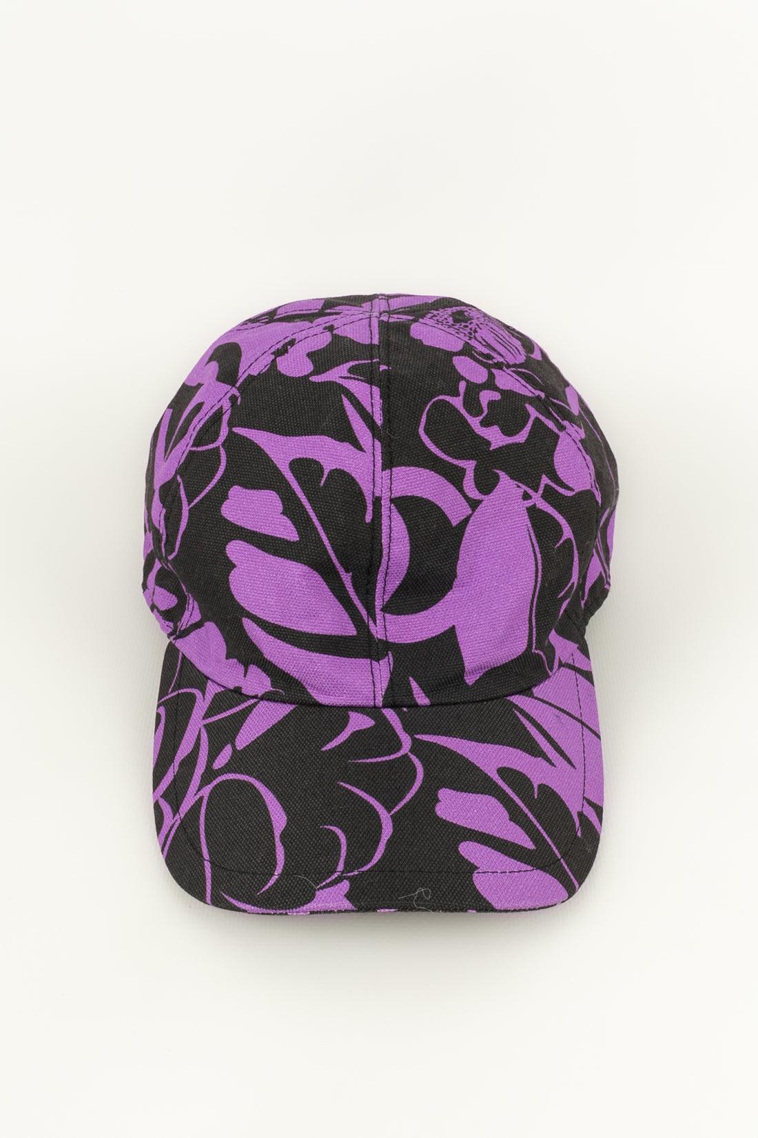 Chanel - (Made in Italy) Set composed of an adjustable cap and a cotton pareo in purple and black tones. The pareo has a small storage bag.
Collection Coco beach 2021.

Additional information: 
Dimensions: Single-size
Condition: Very good