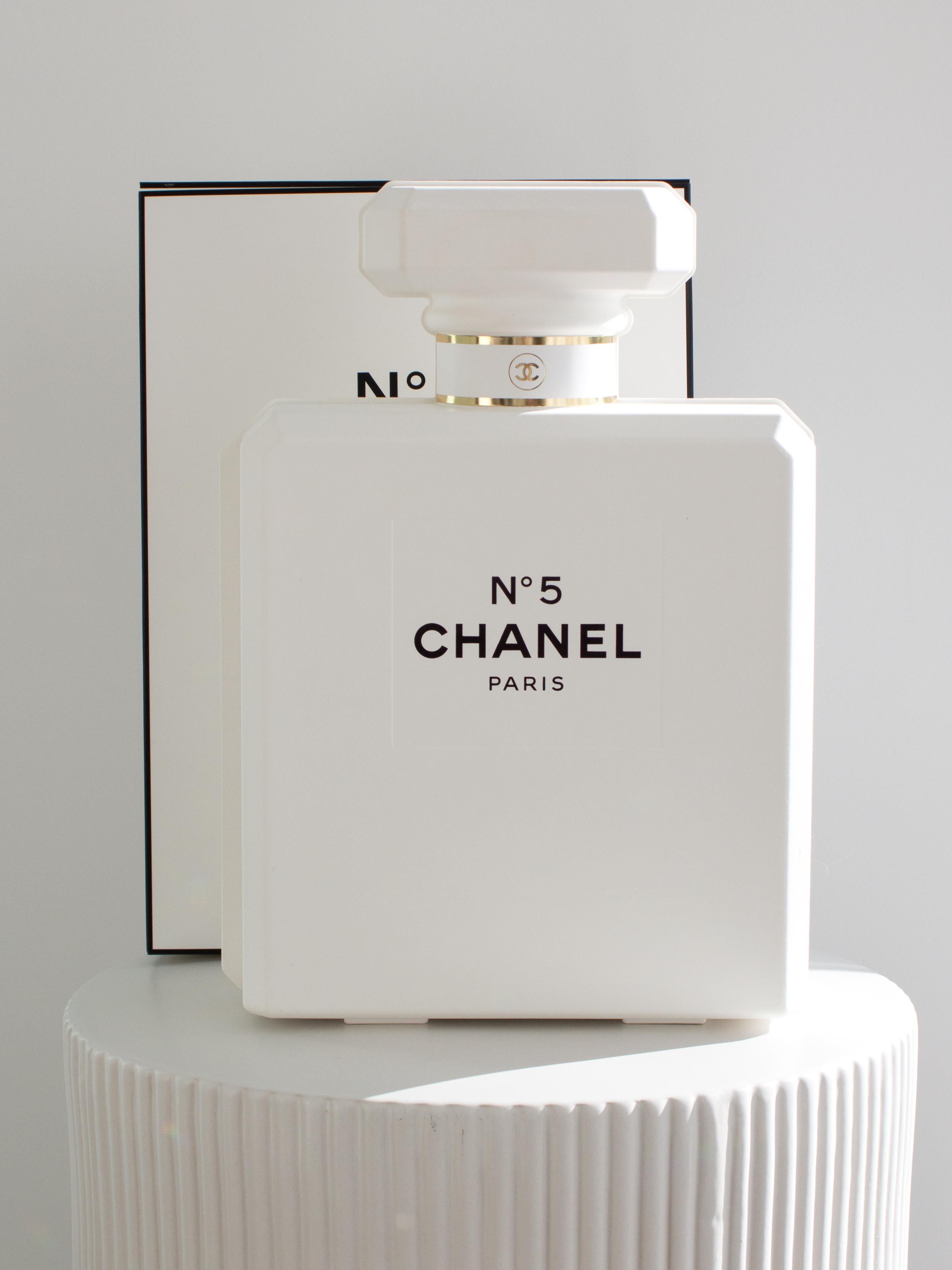 Calendrier de l'Avent Chanel 2021, épuisé dans le monde entier en quelques minutes ! Collectional.
La boîte est ouverte, non scellée. Le contenu est neuf, jamais utilisé, les parfums sont scellés. 
Remarque : aucun retour ne sera accepté pour des
