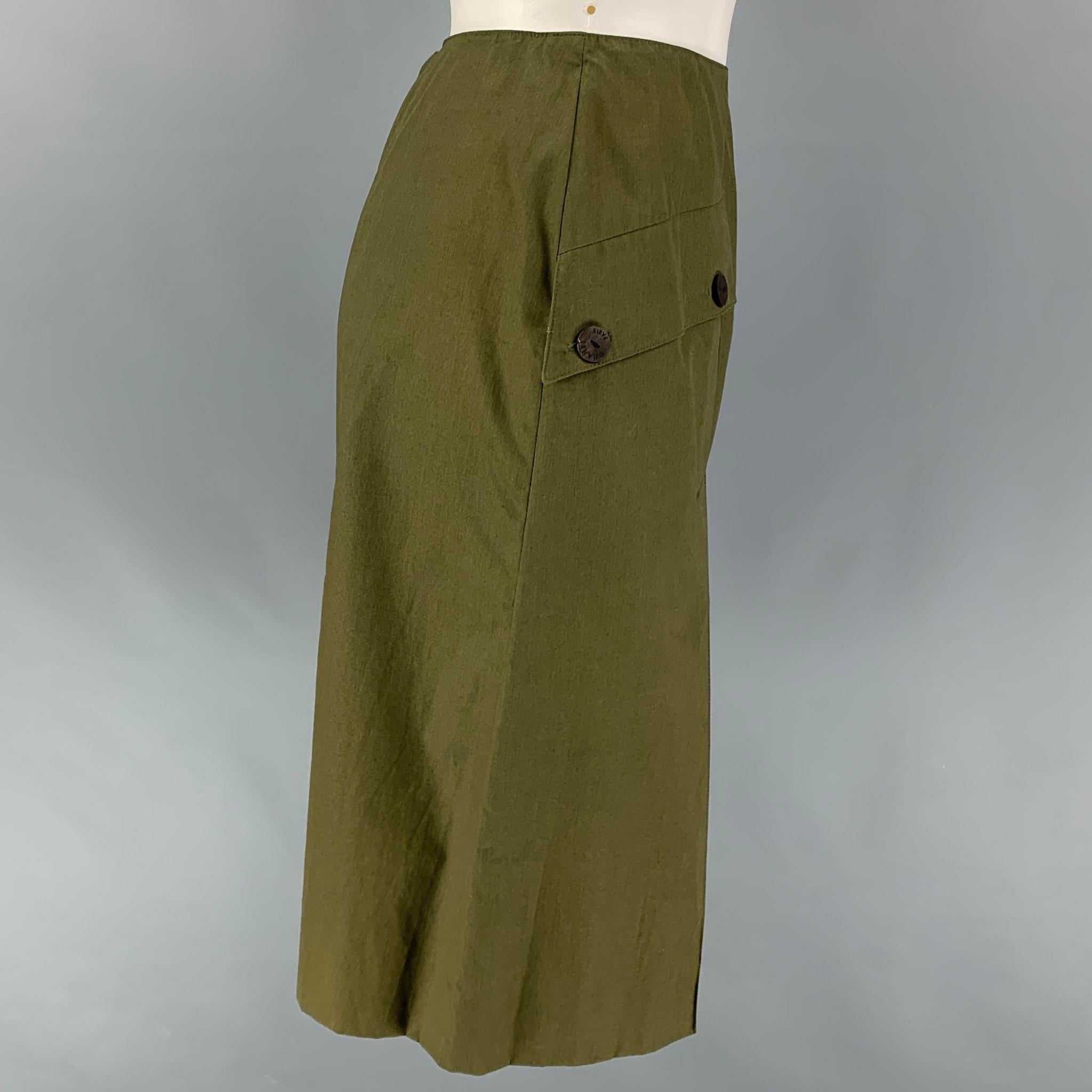 CHANEL skirt comes in a olive cotton featuring an a-line style, pleated detail, flap pockets, and a back zipper closure. Made in France. 

Very Good Pre-Owned Condition.
Marked: AF078 00C / 36

Measurements:

Waist: 24 in.
Hip: 34 in.
Length: 22 in.