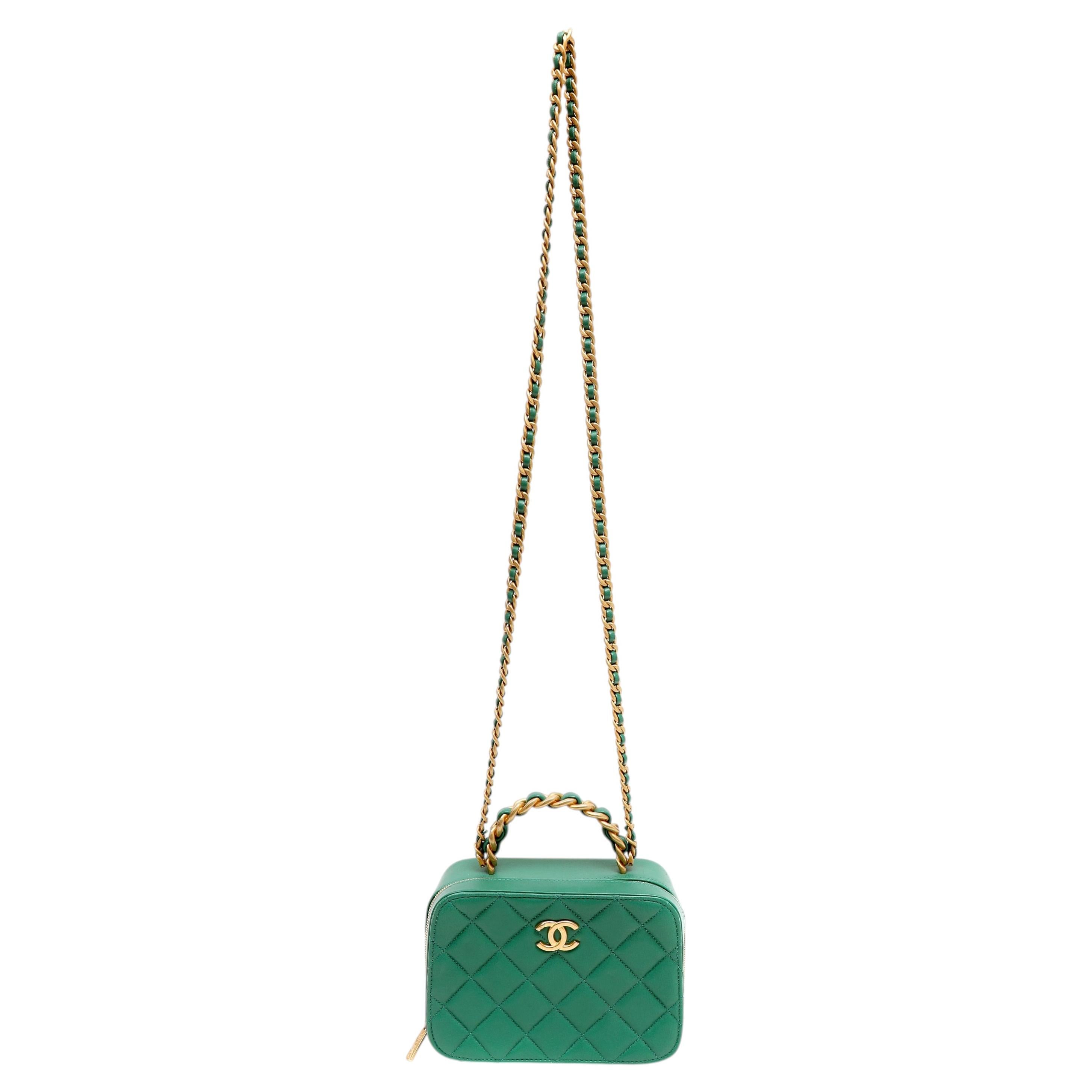 Vanity Case "Afternoon Tea" de Chanel en cuir d'agneau matelassé vert avec quincaillerie dorée en vente