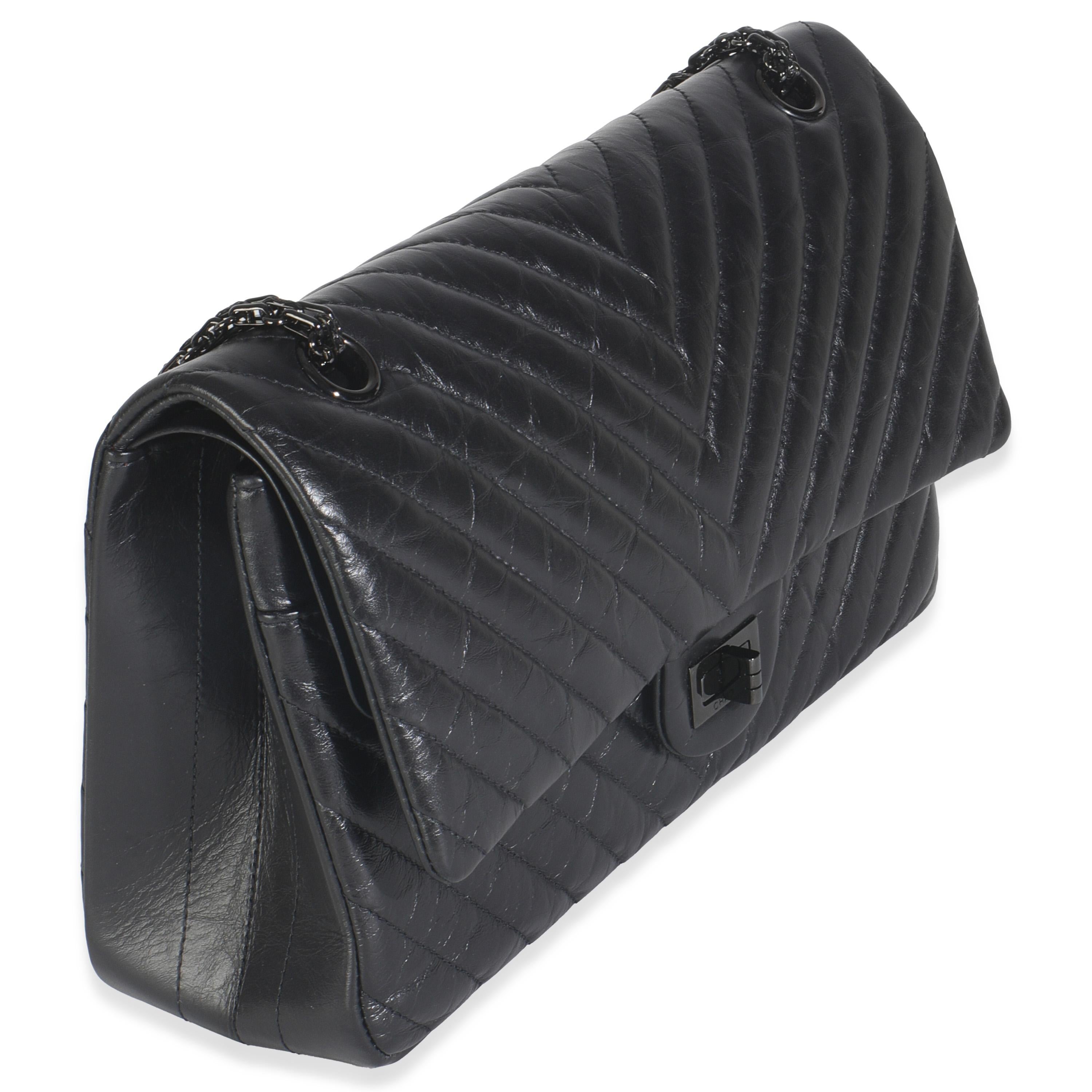 Titolo dell'elenco: Chanel Borsa Chevron 2.55 So Black Reissue 226 Flap in pelle di vitello invecchiata nera
SKU: 149115
Condizioni: Usato 
Descrizione delle condizioni: Un classico senza tempo che non passa mai di moda, la borsa con patta di Chanel