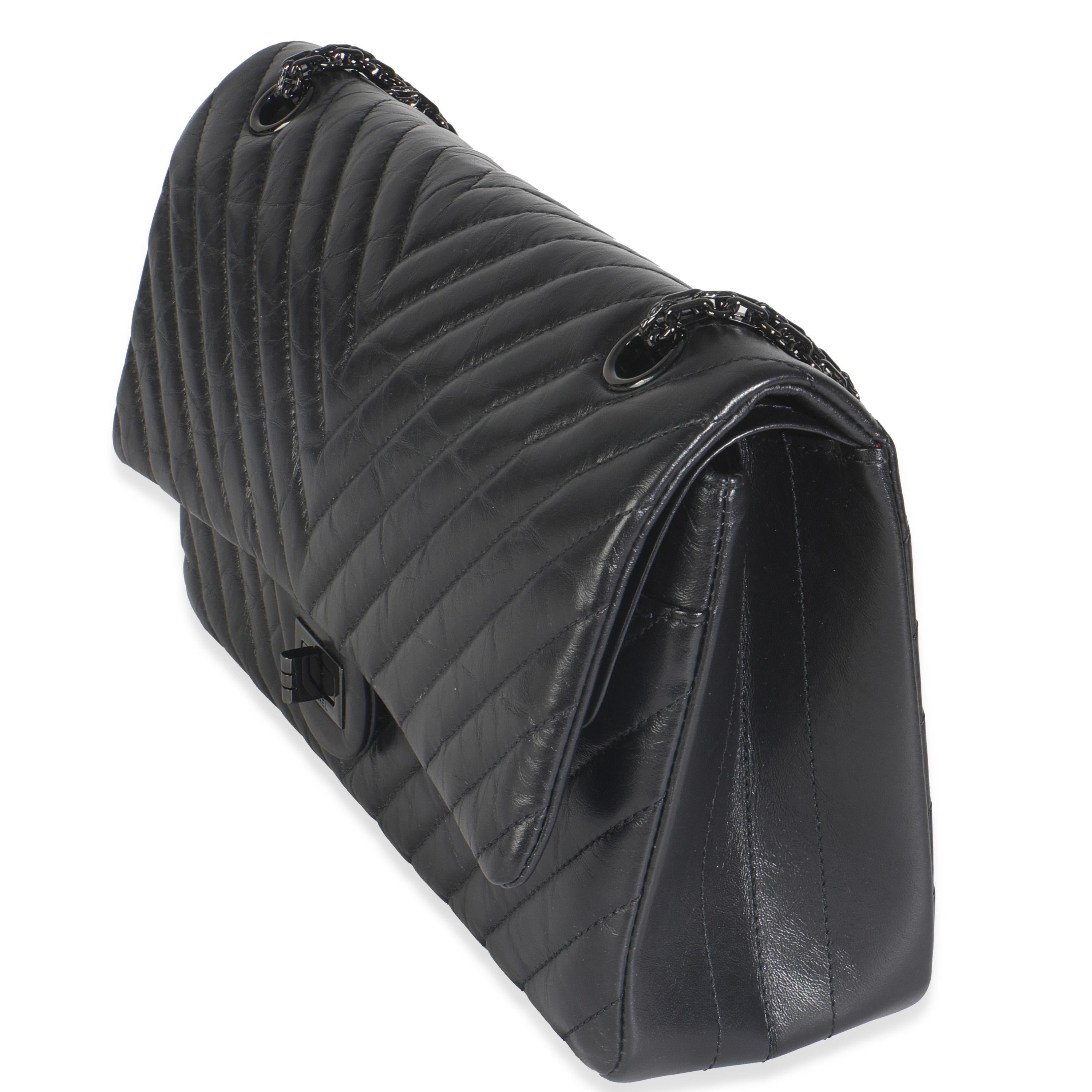 Nero Borsa Chanel in pelle di vitello invecchiata Chevron 2.55 So Black Reissue 226 Flap in vendita