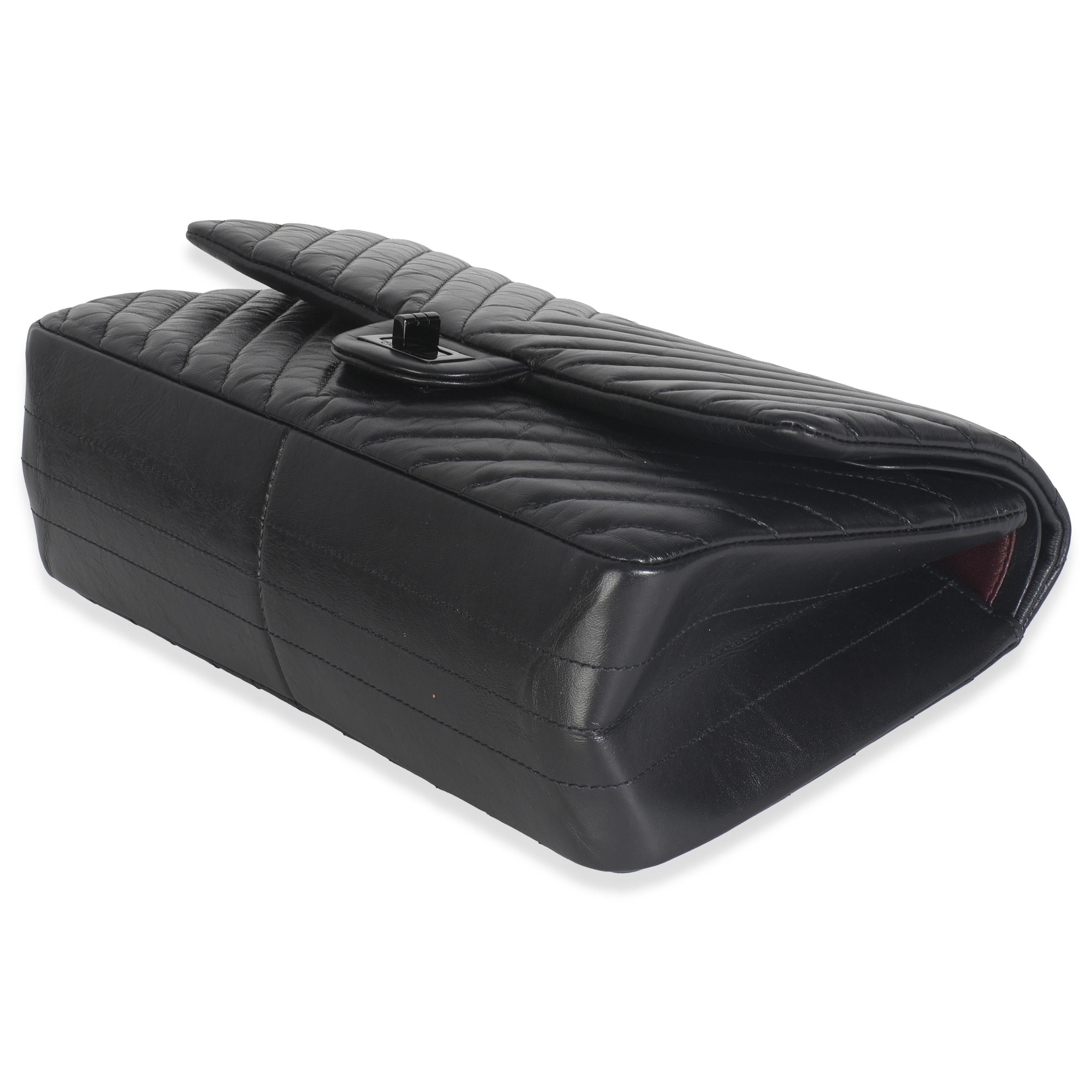 Borsa Chanel in pelle di vitello invecchiata Chevron 2.55 So Black Reissue 226 Flap In condizioni ottime in vendita a New York, NY