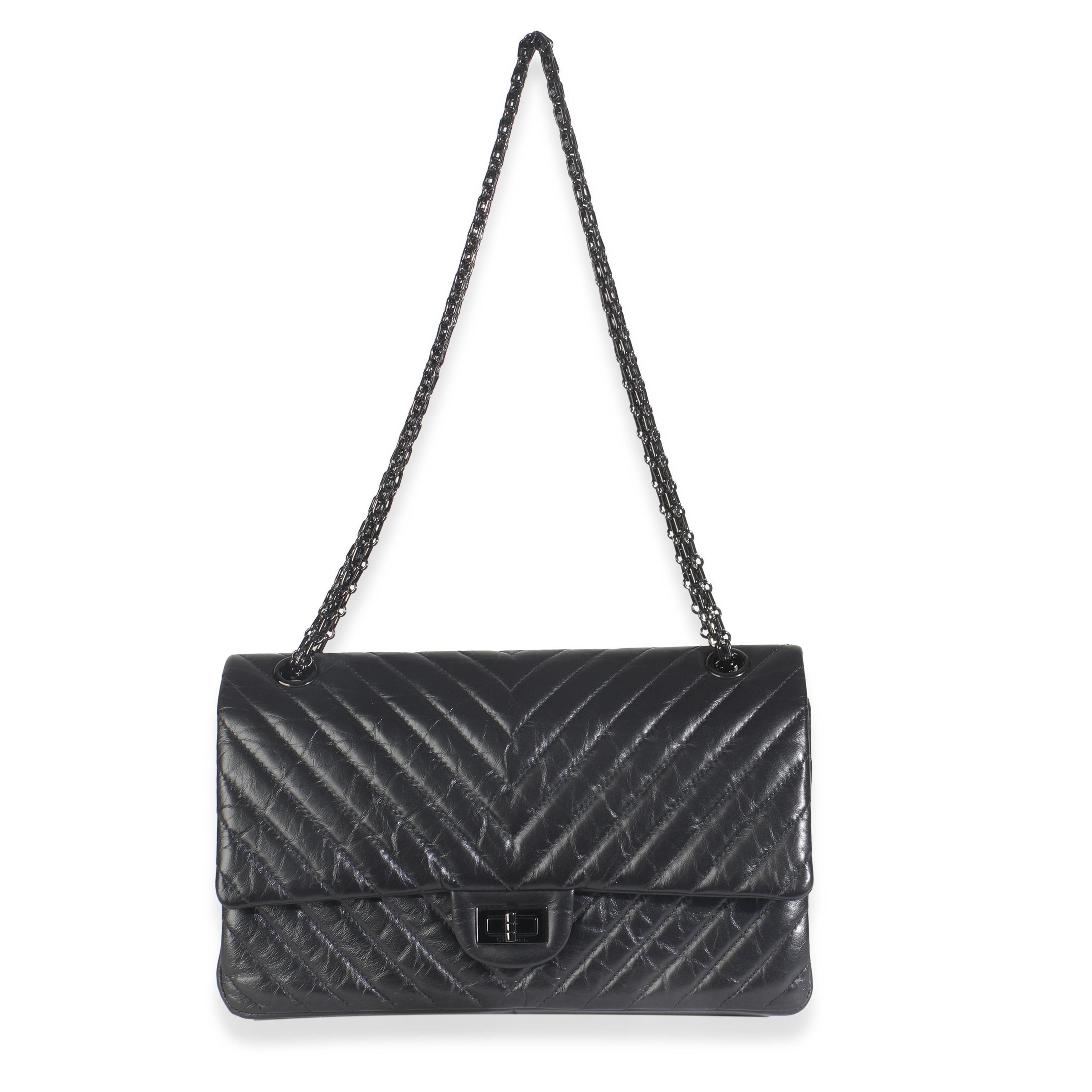 Donna Borsa Chanel in pelle di vitello invecchiata Chevron 2.55 So Black Reissue 226 Flap in vendita