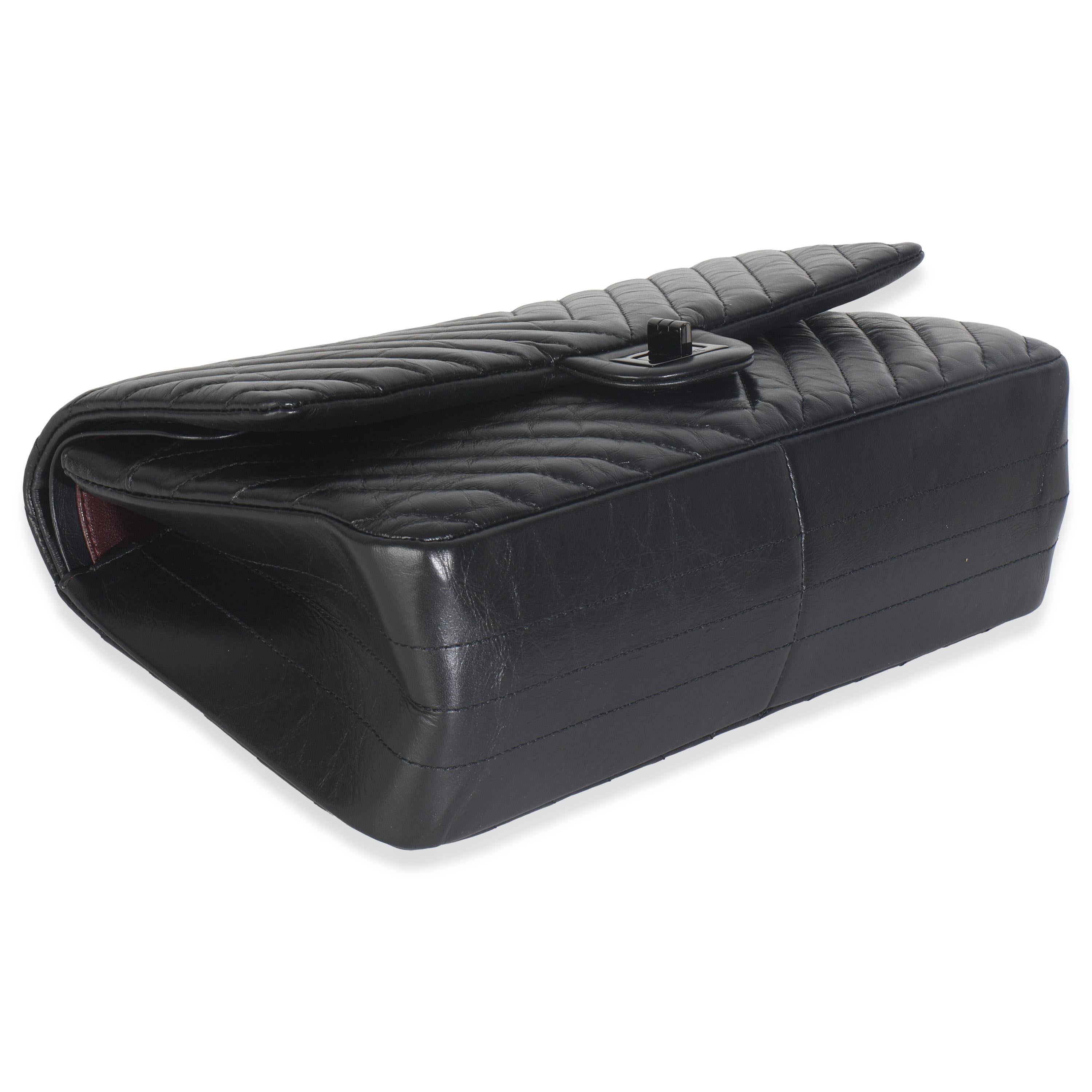 Borsa Chanel in pelle di vitello invecchiata Chevron 2.55 So Black Reissue 226 Flap in vendita 1