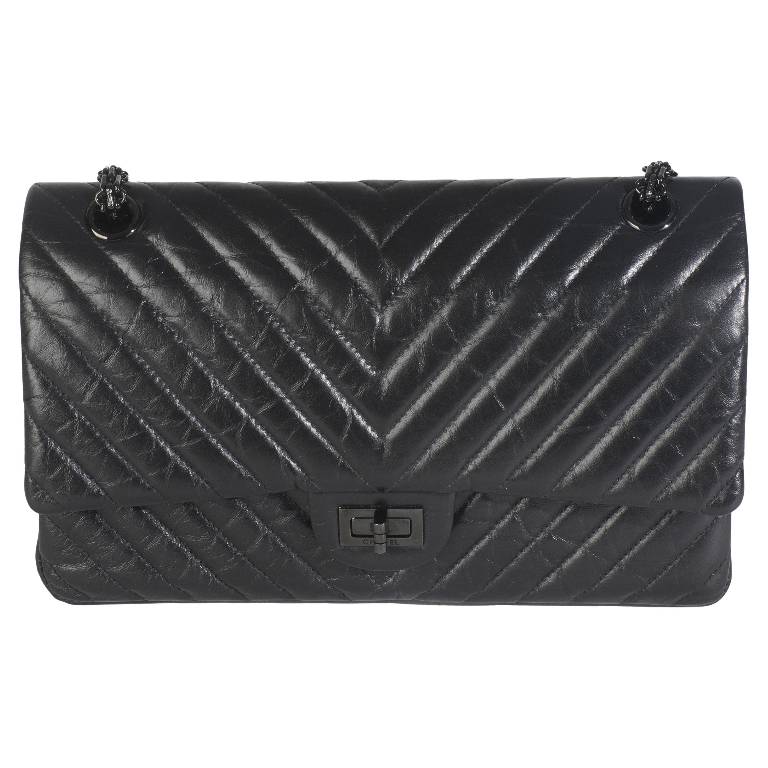 Borsa Chanel in pelle di vitello invecchiata Chevron 2.55 So Black Reissue 226 Flap