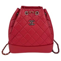 Mochila Chanel Gabrielle Roja Pequeña Acolchada de Piel de Becerro Envejecida