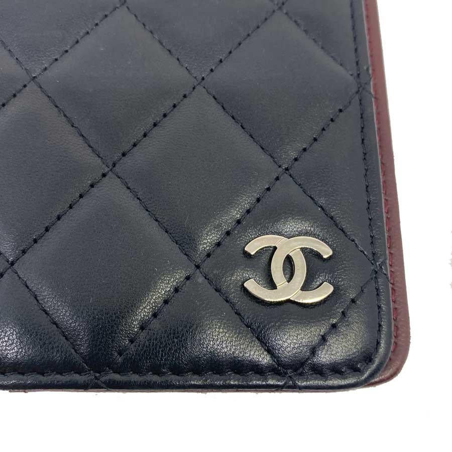 Chanel agenda cover in black quilted leather, lined with burgundy lambskin.
Brand inscribed inside, and made in italy. In good condition with slights signs of wear inside (small scratches and a pencil mark, see pictures).  
Dimensions:   19 x 11 x