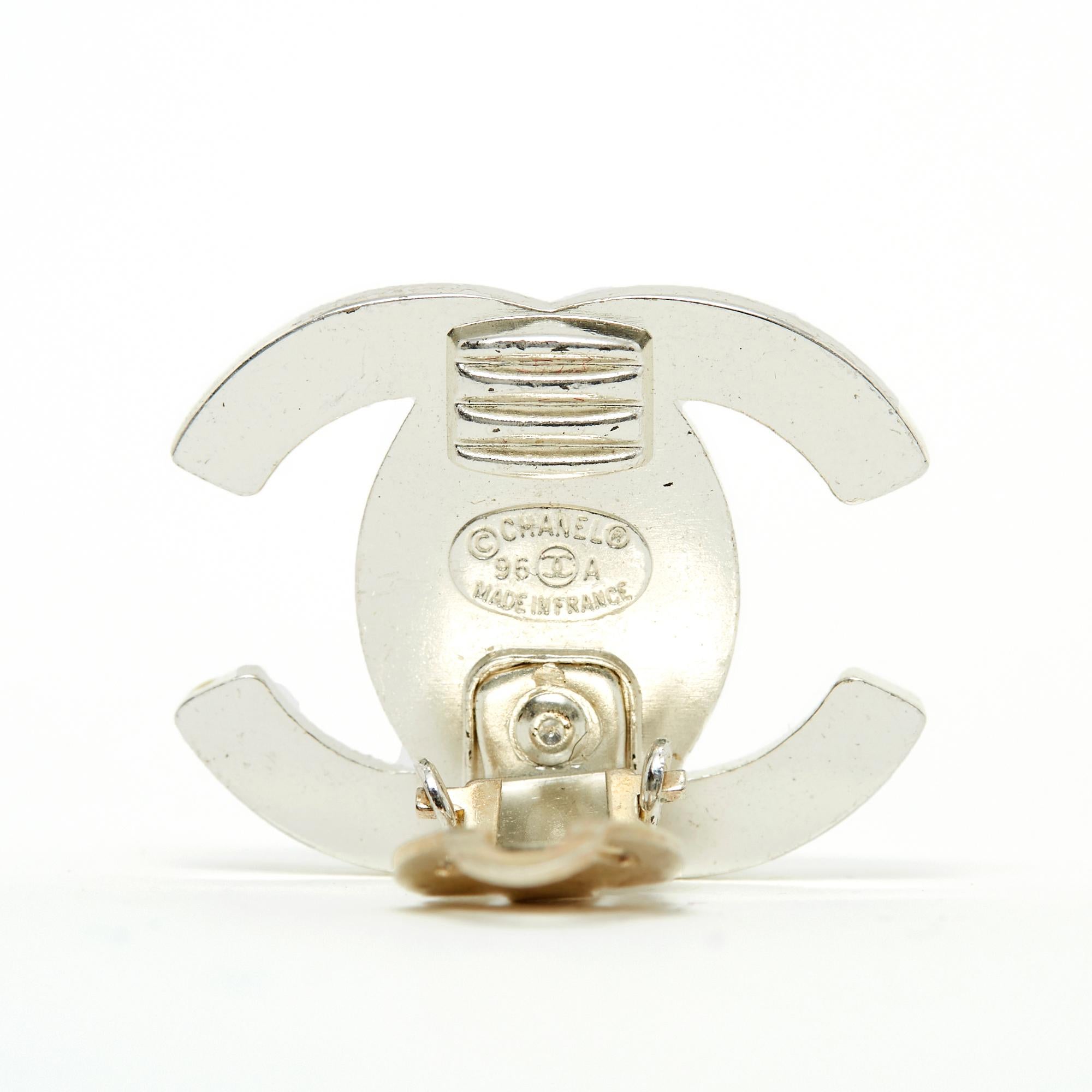 Men's Chanel AH1996 Boucles Clips CC Turnlock Clip on earrings Silver Rhinestones For Sale