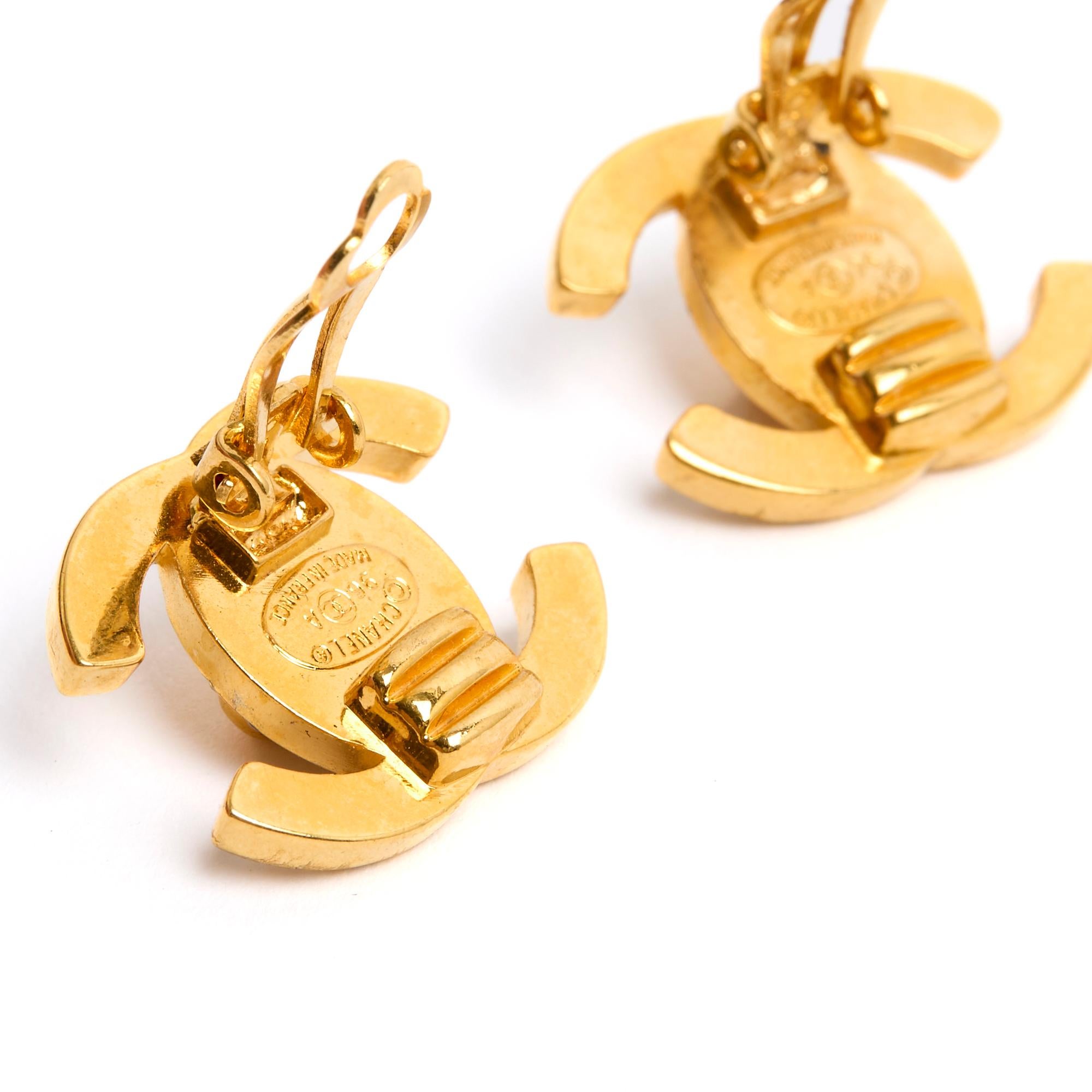 Chanel AH1996 Boucles Clips CC Turnlock Clip on Golden Earrings with Rhinestones In Excellent Condition In PARIS, FR