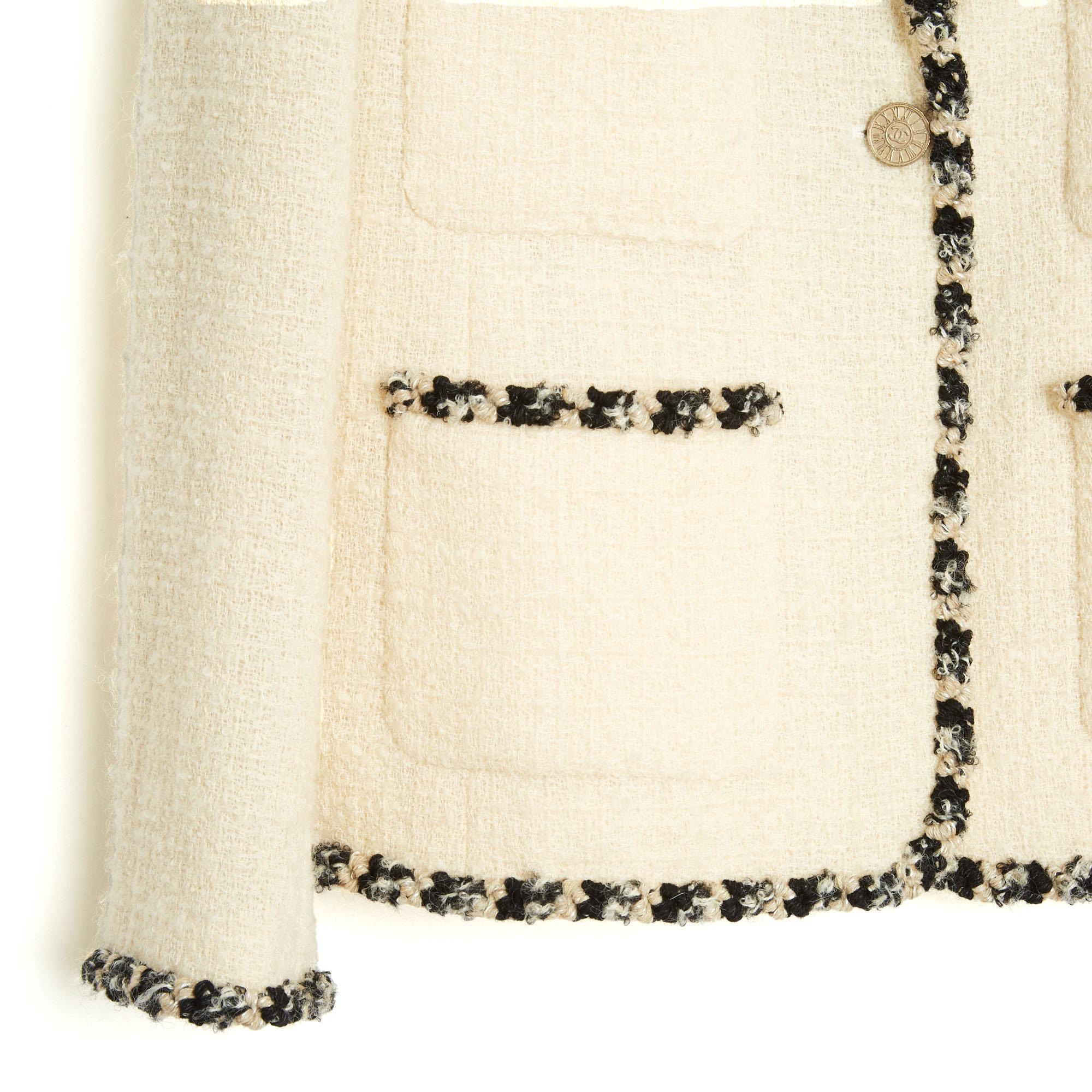 Chanel jacket from the AH2006 collection in ecru wool braid trimmed with black and ecru tweed trimmings, notched collar closed by 1 CC button, 4 patch pockets under the chest and on the hips, long sleeves closed by 3 matching buttons, ecru silk