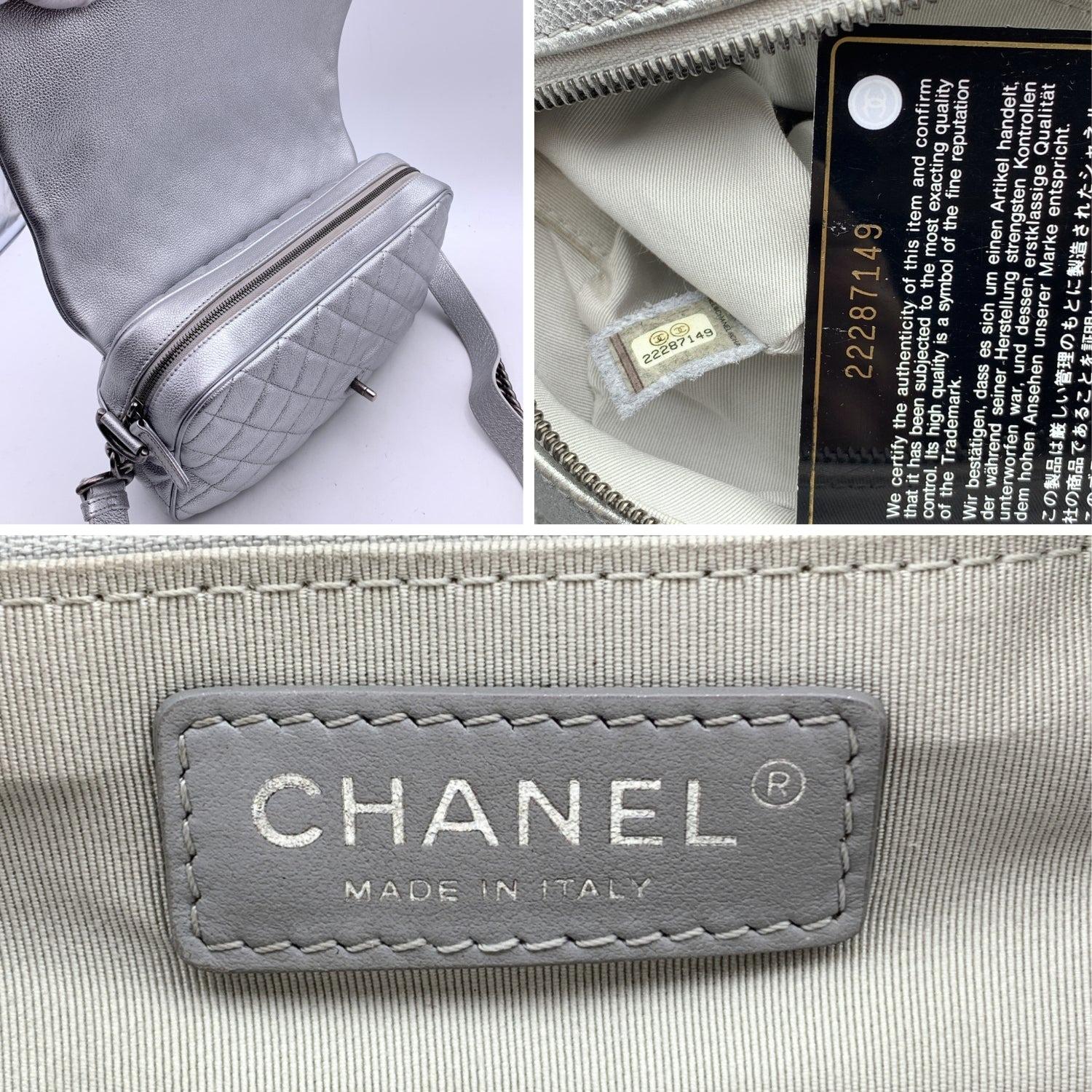 Chanel Airline 2016 Silberne gesteppte Leder-Umhängetasche mit leichter Klappe im Angebot 1