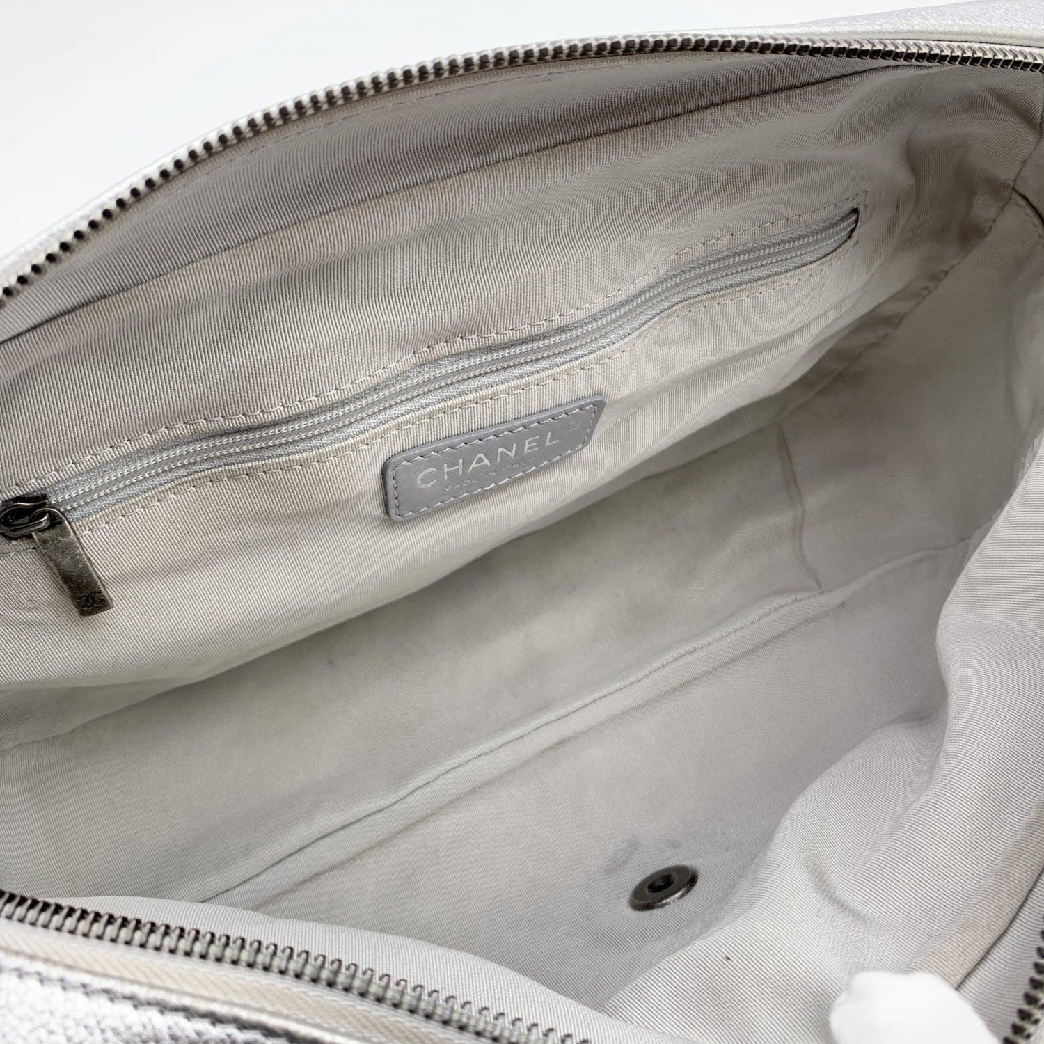 Chanel Airline 2016 Silberne gesteppte Leder-Umhängetasche mit leichter Klappe im Angebot 2