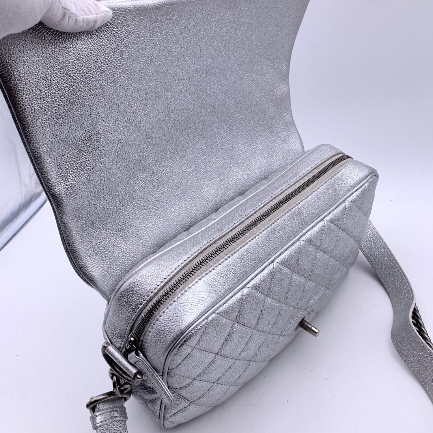 Chanel Airline 2016 Silberne gesteppte Leder-Umhängetasche mit leichter Klappe im Angebot 3