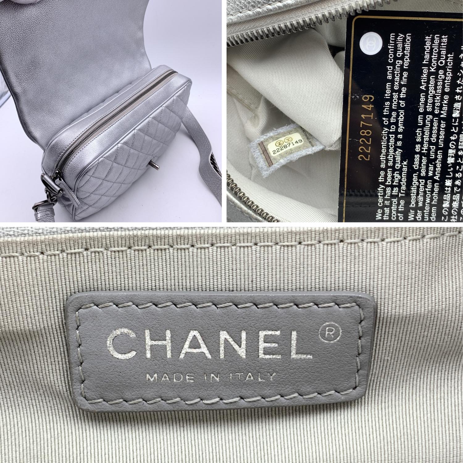 Chanel Airline 2016 Silberne gesteppte Leder-Umhängetasche mit leichter Klappe im Angebot 3