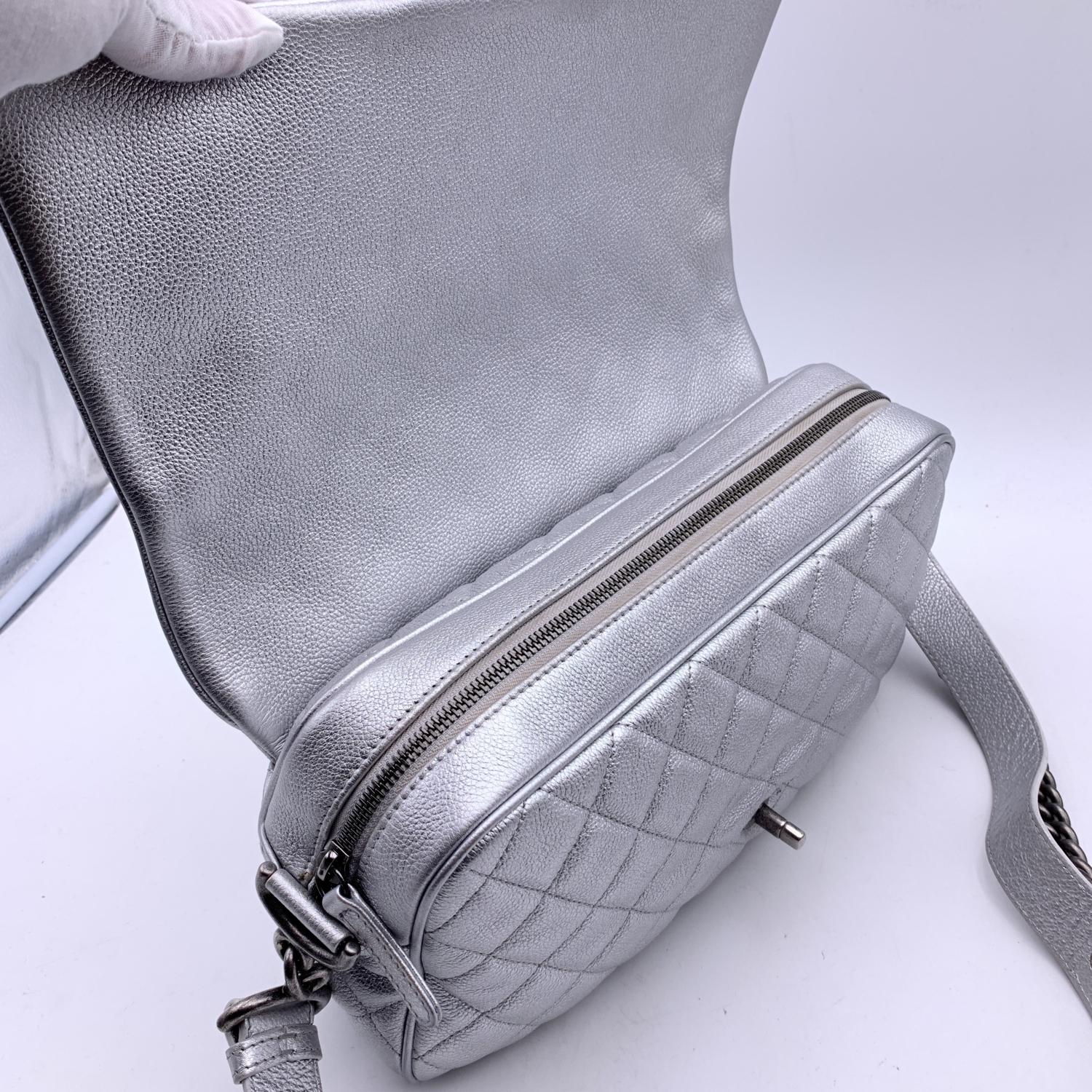 Chanel Airline 2016 Silberne gesteppte Leder-Umhängetasche mit leichter Klappe im Angebot 5