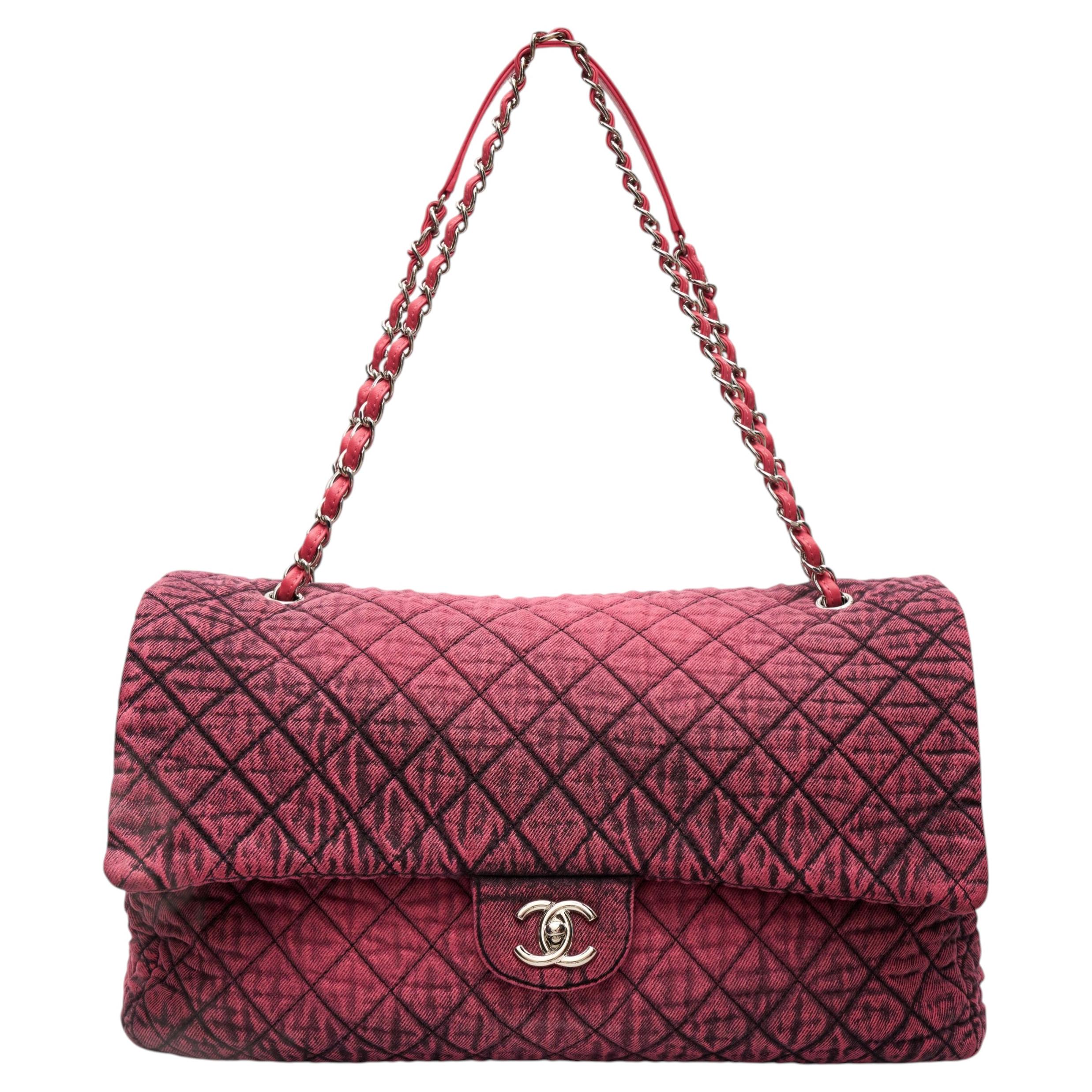 Borsa Chanel XXL Airline in denim rosa con patta e tracolla in pelle