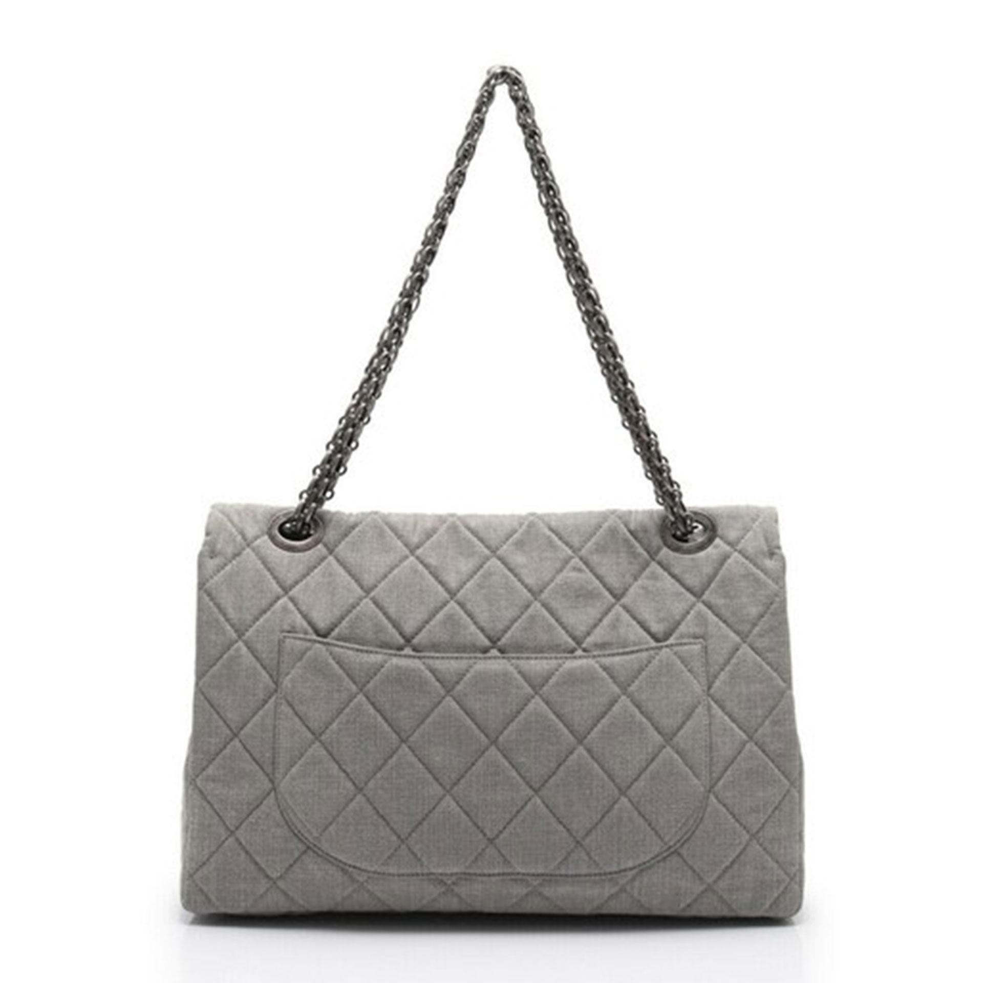 Gray Chanel Airlines Flap Travel Maxi Quilted 2.55 Reissue XXL Shoulder Bag For Sale